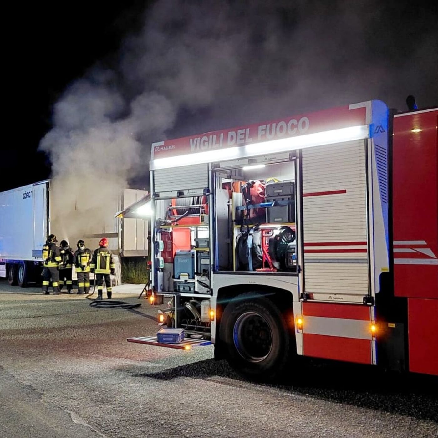 Paura in un parcheggio, a fuoco due mezzi pesanti. Video episode artwork