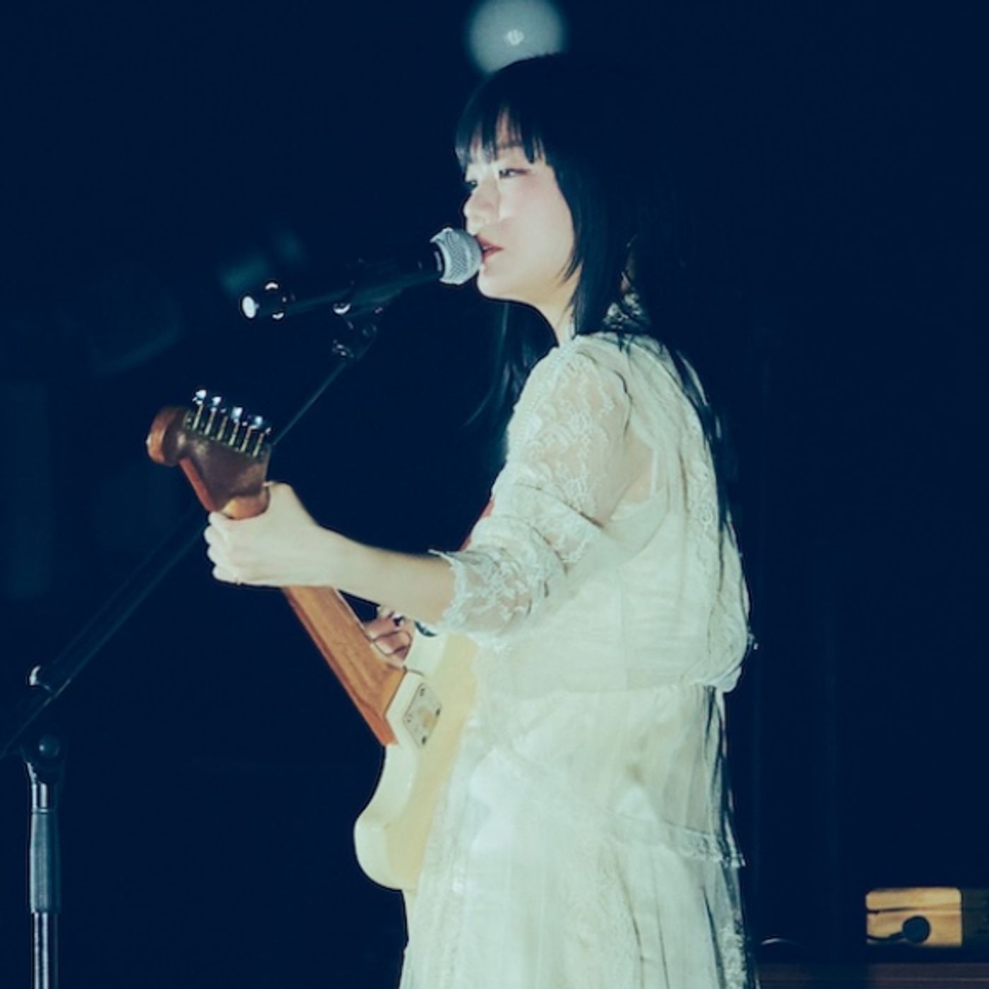 【ライブレポート】吉澤嘉代子、もう交わらない時間と邂逅する＜幽霊家族 “Ghost Family Tour”＞閉幕。バンド編成で行う＜歌う星ツアー2026＞開催発表も episode artwork