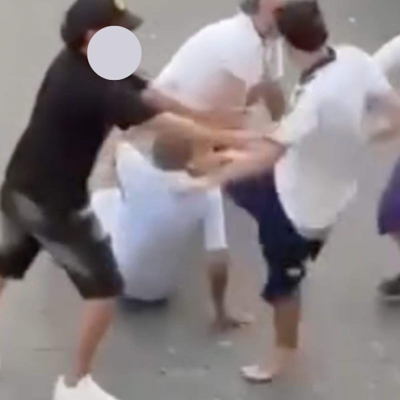 Anziano pestato in piazza a Grumo Nevano: è gravissimo. Diciottenne arrestato per tentato omicidio episode artwork