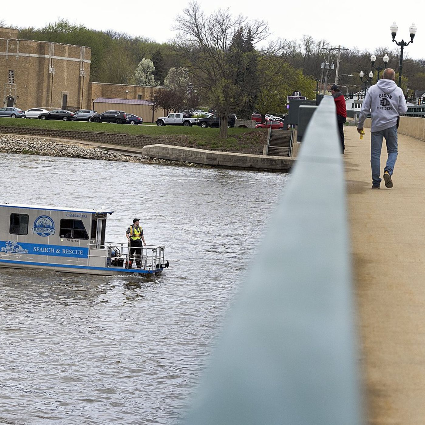 Dixon police conducting recovery search to find person who jumped from Peoria Avenue bridge into Rock River episode artwork