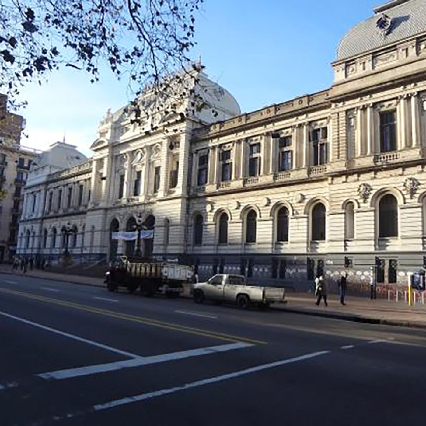 La universidad tiene un papel central en el fomento de la democracia y el pensamiento crítico