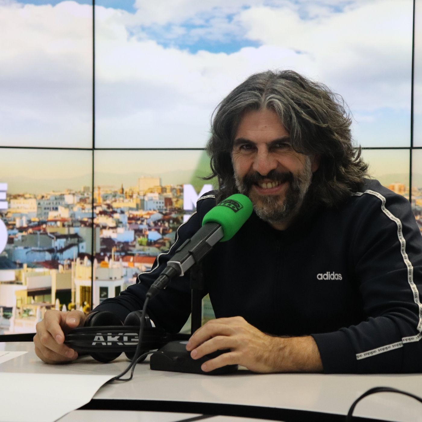 JJ Vaquero presenta su nueva película "Sujétame el cubata", una historia real sobre un bar de monólogos que él mismo regentó