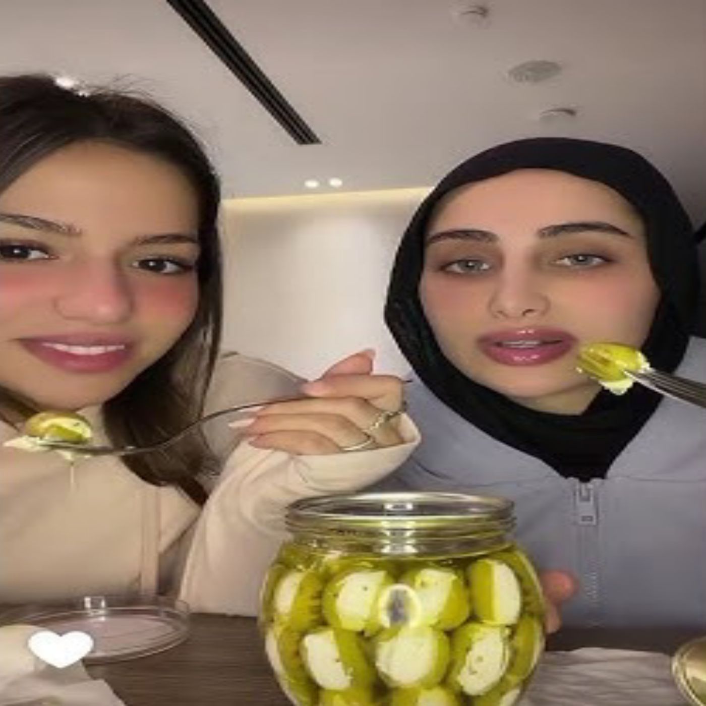 ميرا فهمي تجرب منتجات مكياج جديدة مع صديقتها! 😍💄🛍️ _ هل تستحق التجر� episode artwork