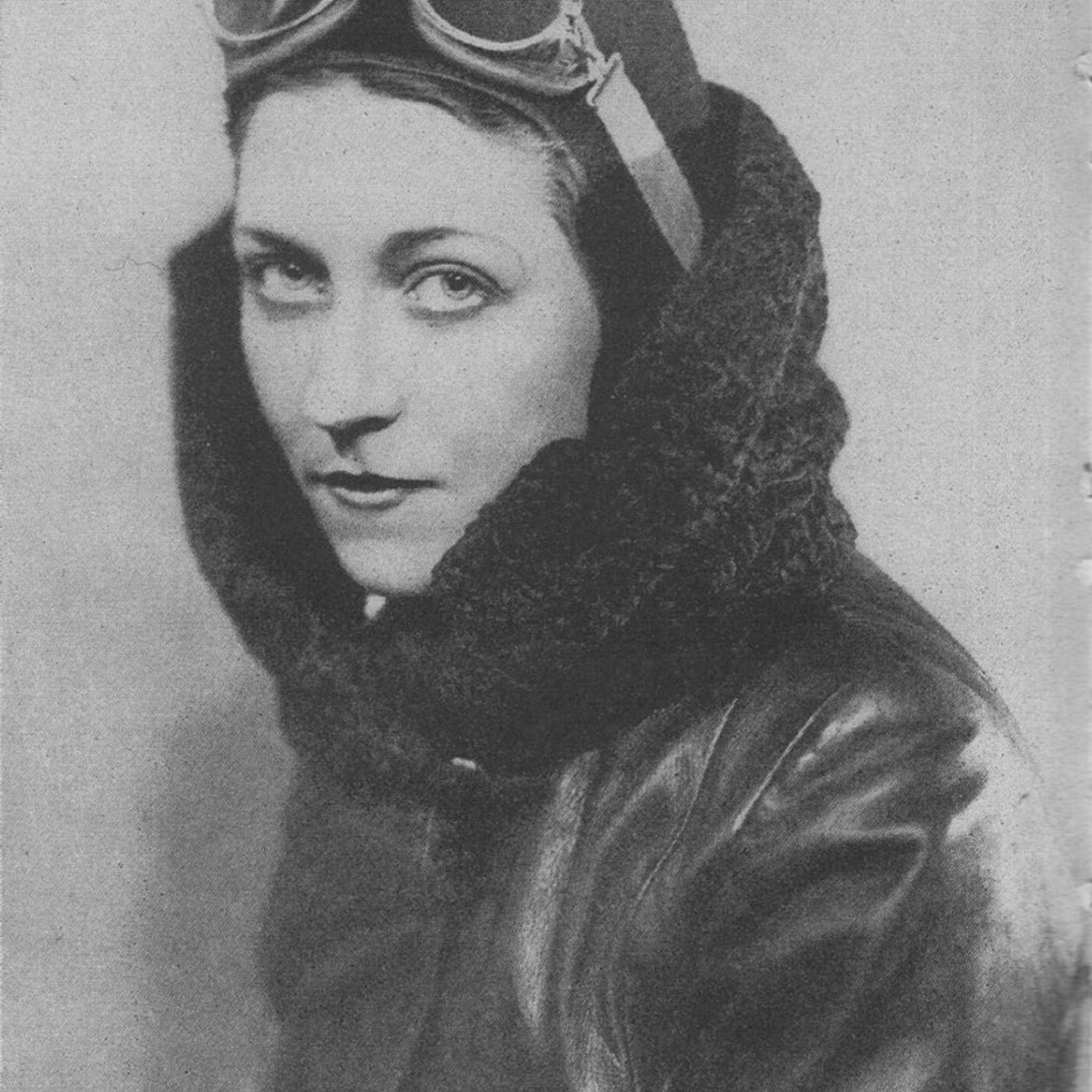 S13E6 Amy Johnson: Rekordpiloten, der på mystisk vis endte sit liv i Themsen - podcast episode cover