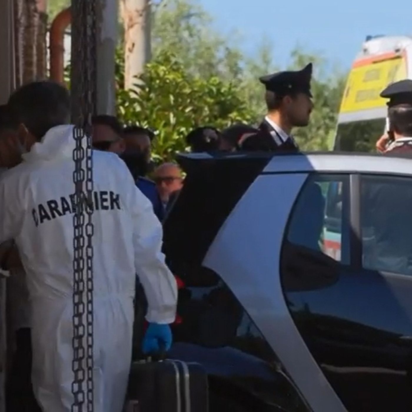 Tragedia a Roma, famiglia con figlia disabile trovata morta: omicidio-suicidio? episode artwork