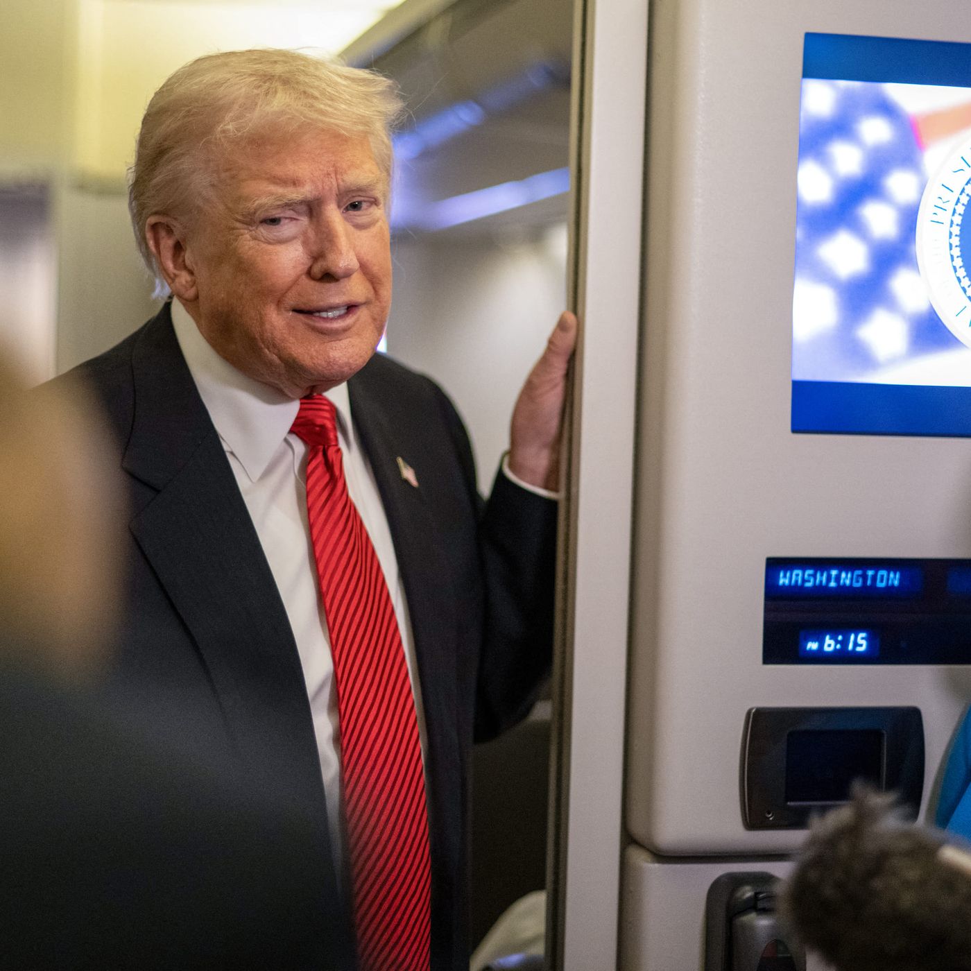 Trump sul piede di guerra con Nigeria e Venezuela episode artwork