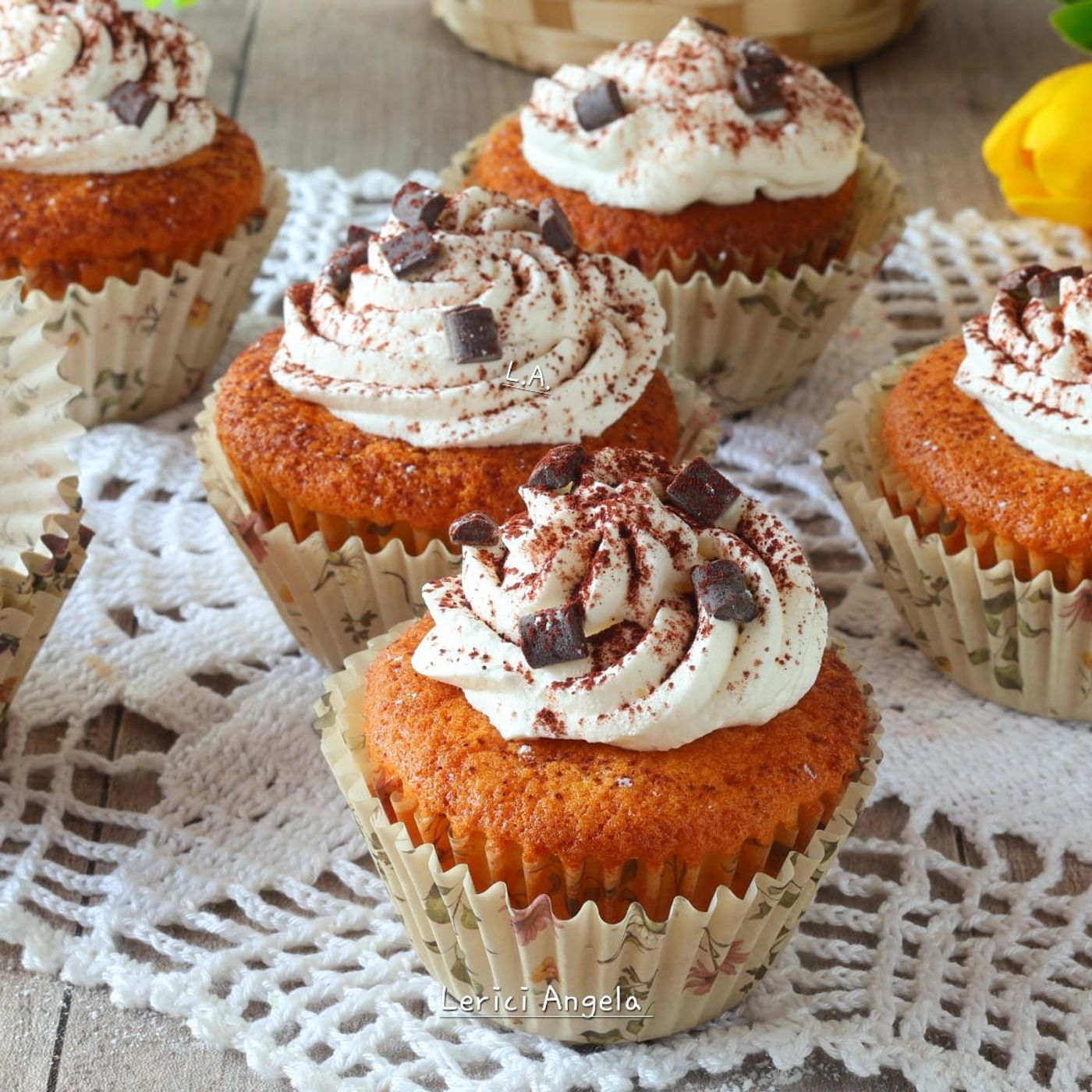 Muffin con gocce di cioccolato e panna la ricetta soffice e golosa