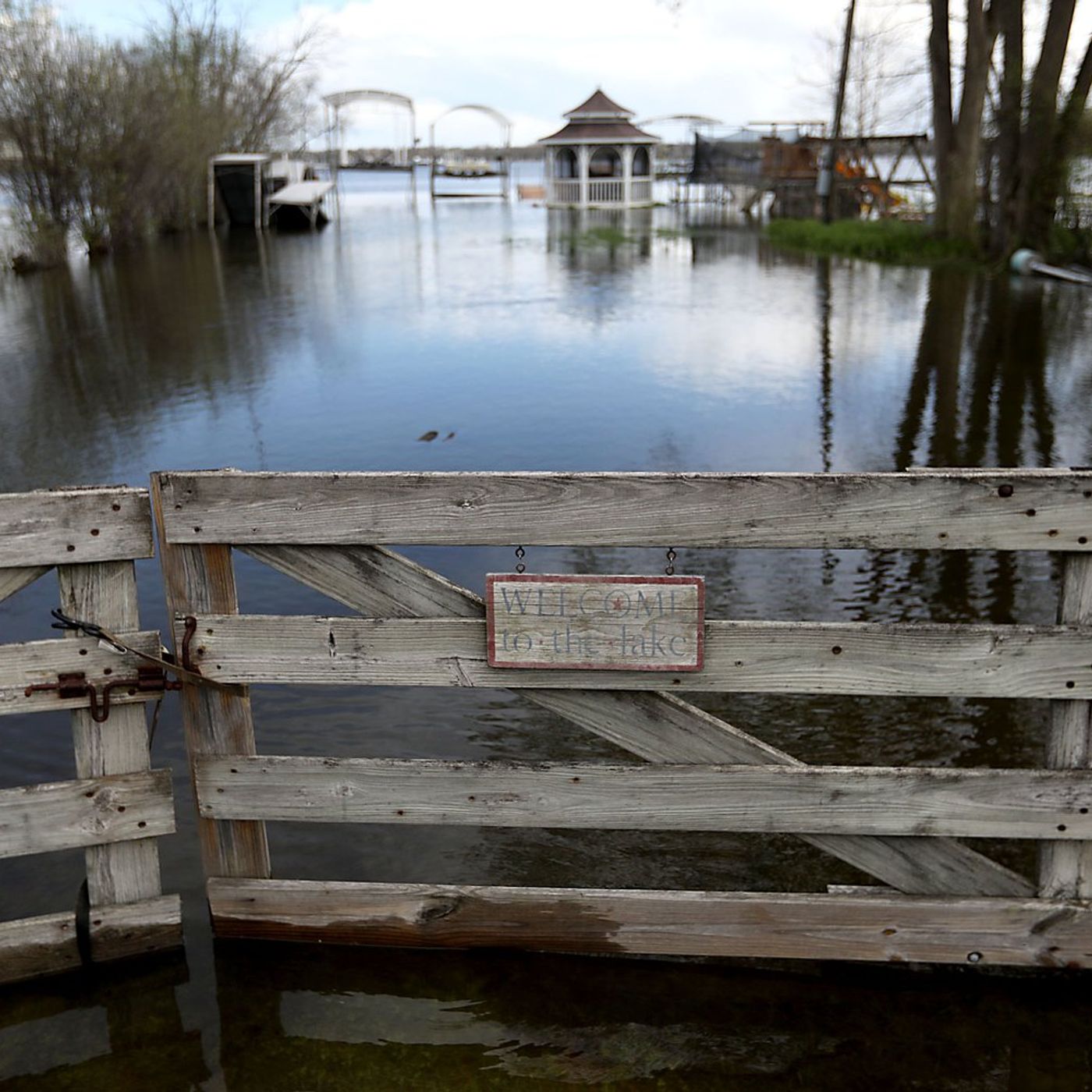 Fox River flooding closes River Road near McHenry episode artwork