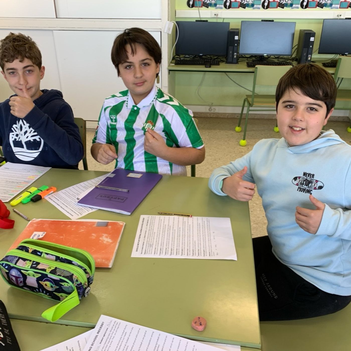 6A Carlos, Jaime y Mateo debatiendo sobre si deberíamos o no jugar al futbol en los recreos episode artwork