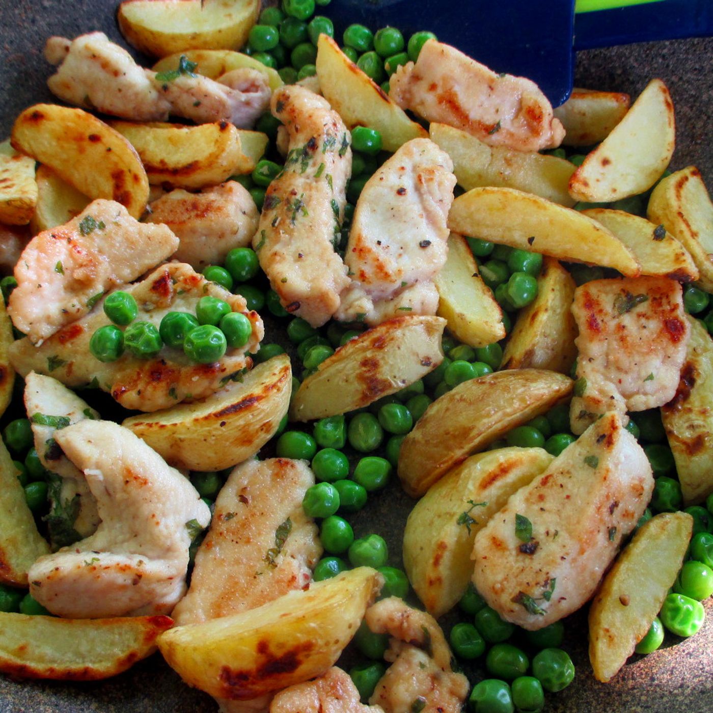 Pollo con patate e piselli in padella episode artwork