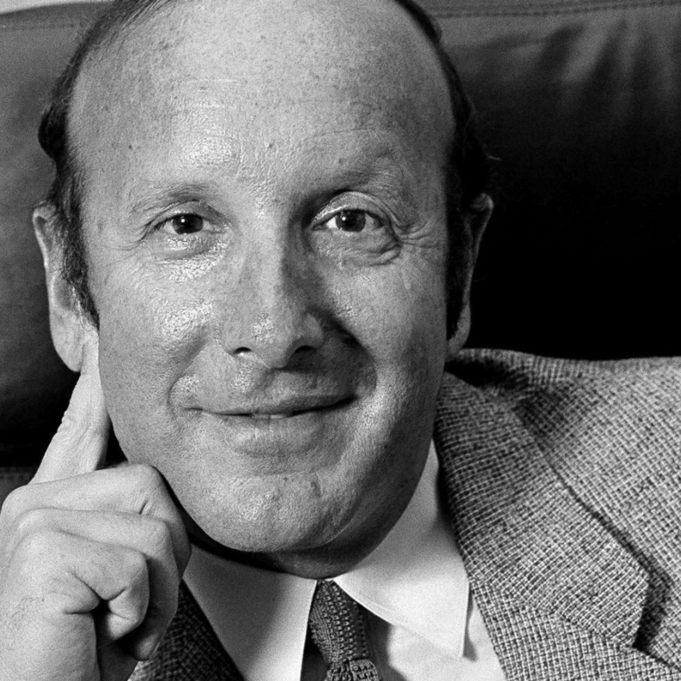 Clive Davis, Music Executive Who Signed Whitney Houston and Bruce Springsteen, Dead at 94 episode artwork