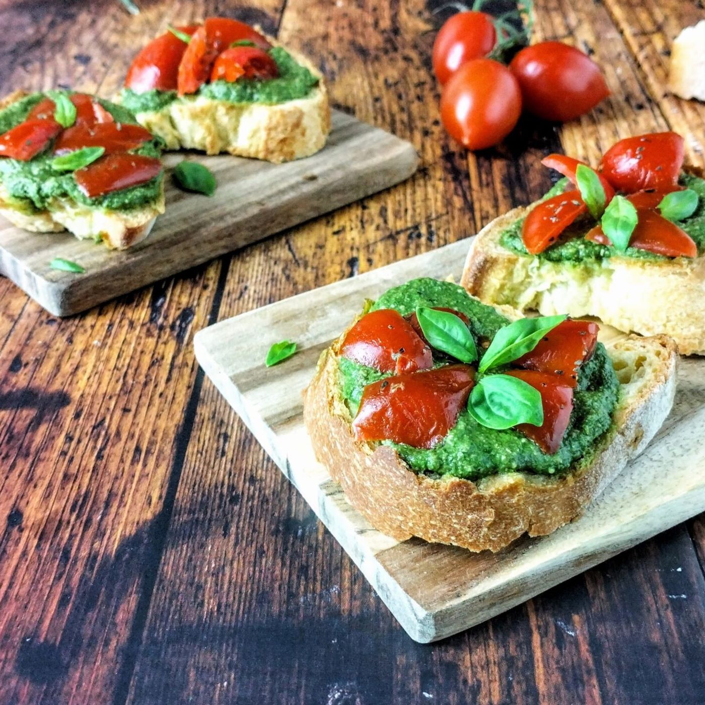 Crostini con pesto e pomodorini: un antipasto delizioso, facile e veloce da preparare! episode artwork