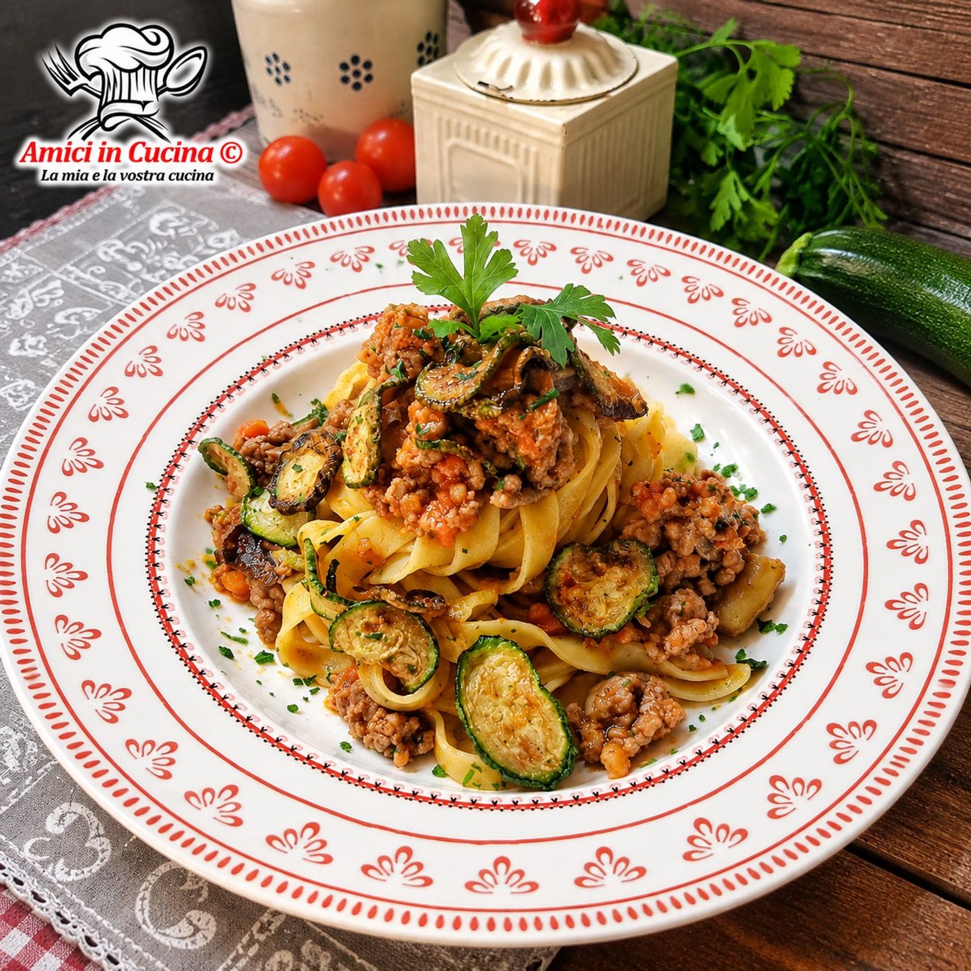 Fettuccine ricche alla finta bolognese: l'irresistibile incontro tra funghi e zucchine croccanti