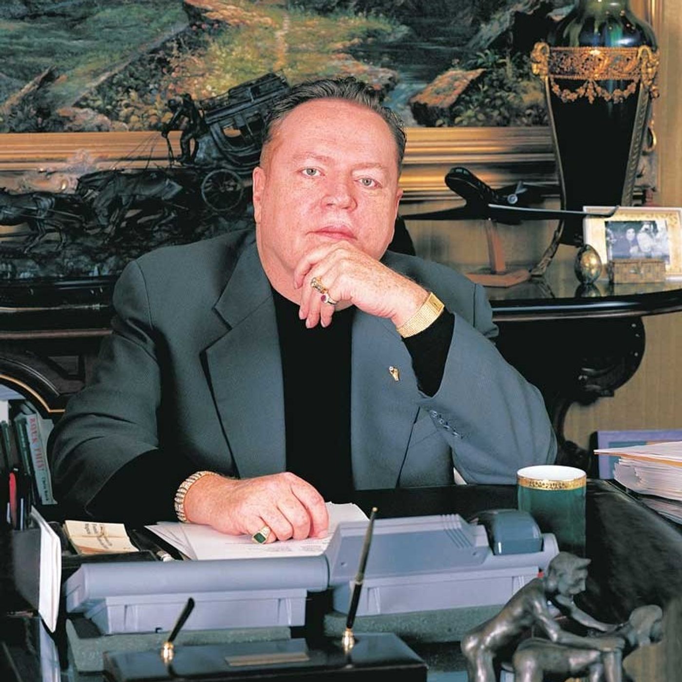 Episode 1240 - Larry Flynt Hero or Varlet? Venezuela Turns to Privatization & Florida Republicans Suffer From Amnesia episode artwork