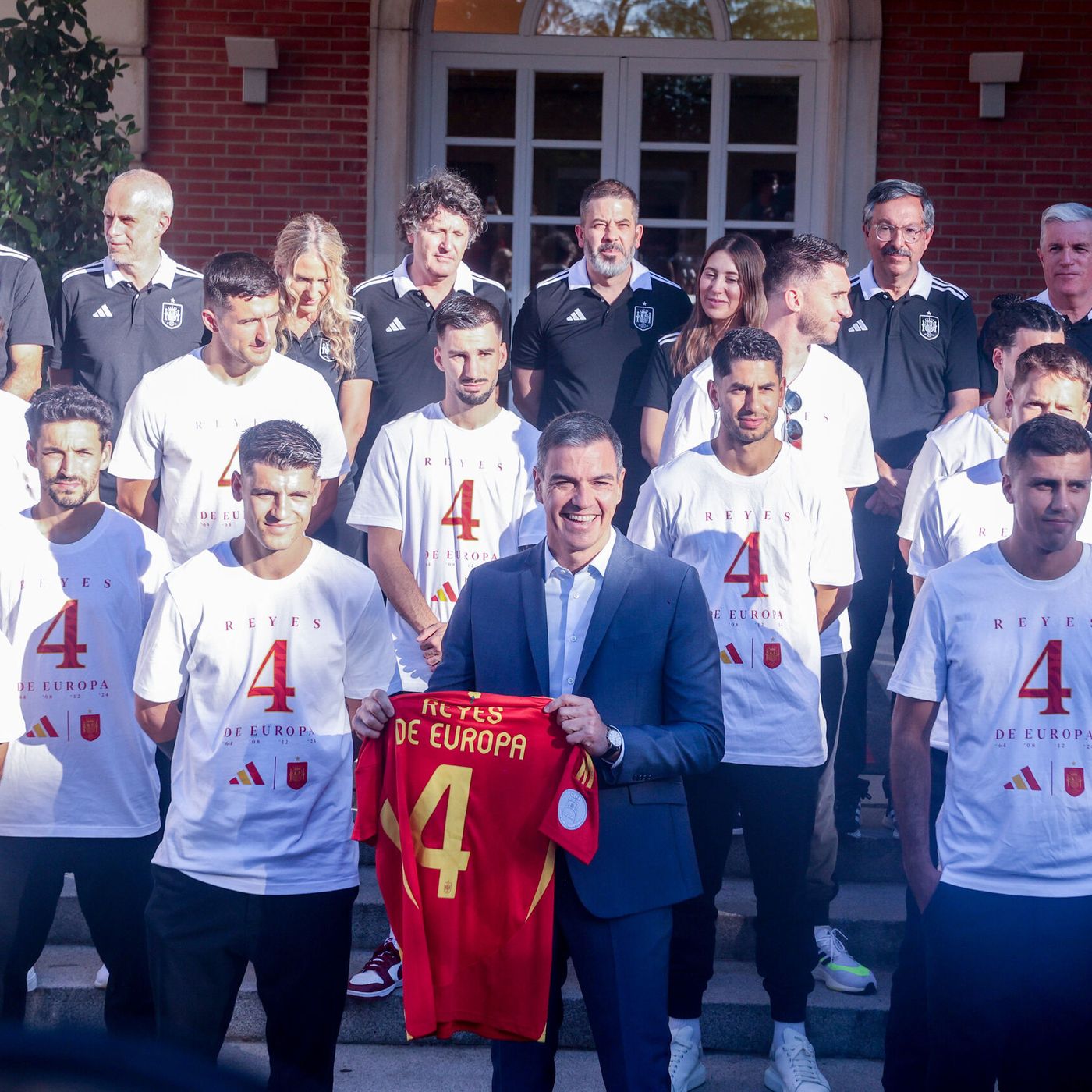 Prensa económica: Rastrean operaciones de la Selección Española y ponen en jaque al Mundial por los impagos de Sánchez