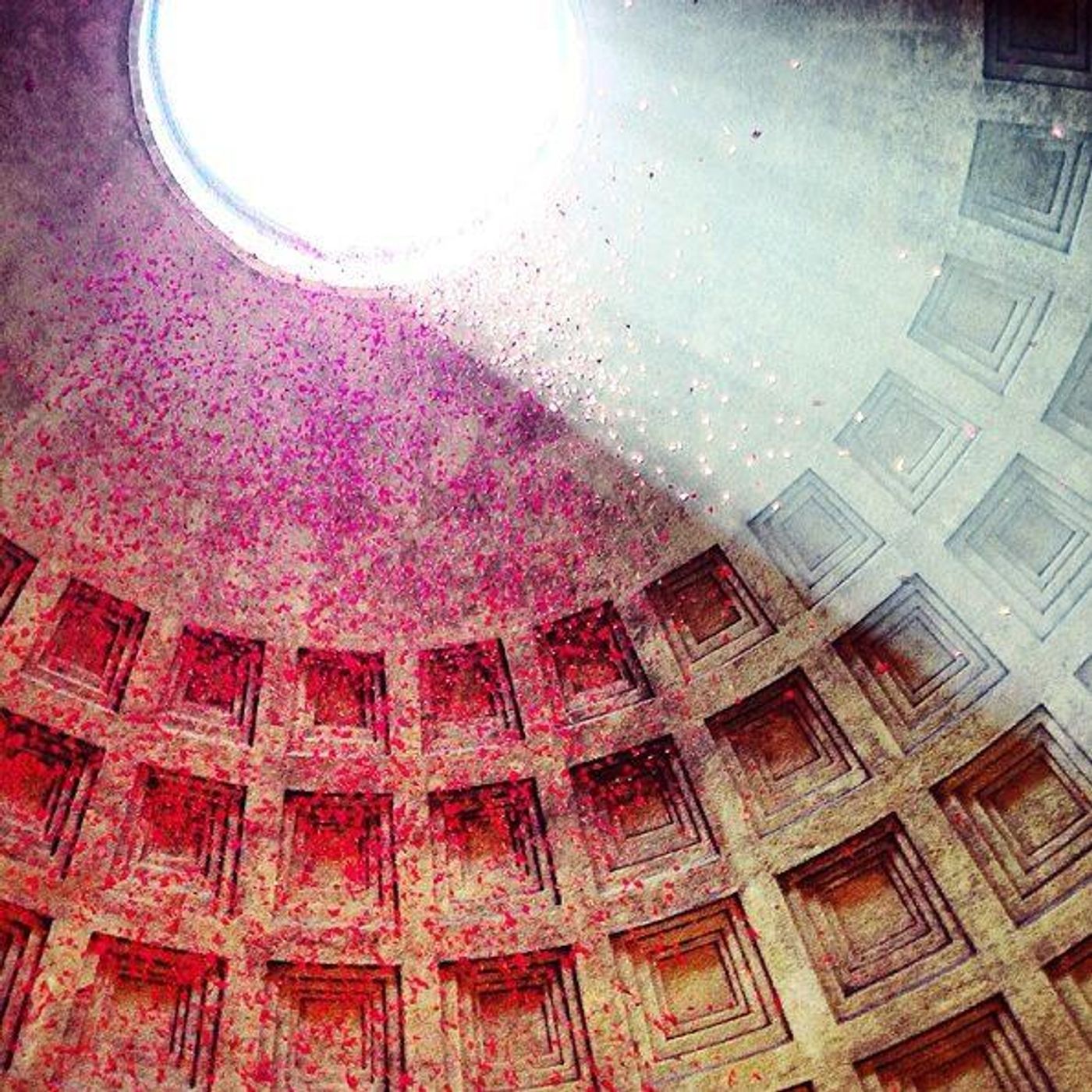 La pioggia di petali al Pantheon di Roma quando il sacro danza nell'antico episode artwork