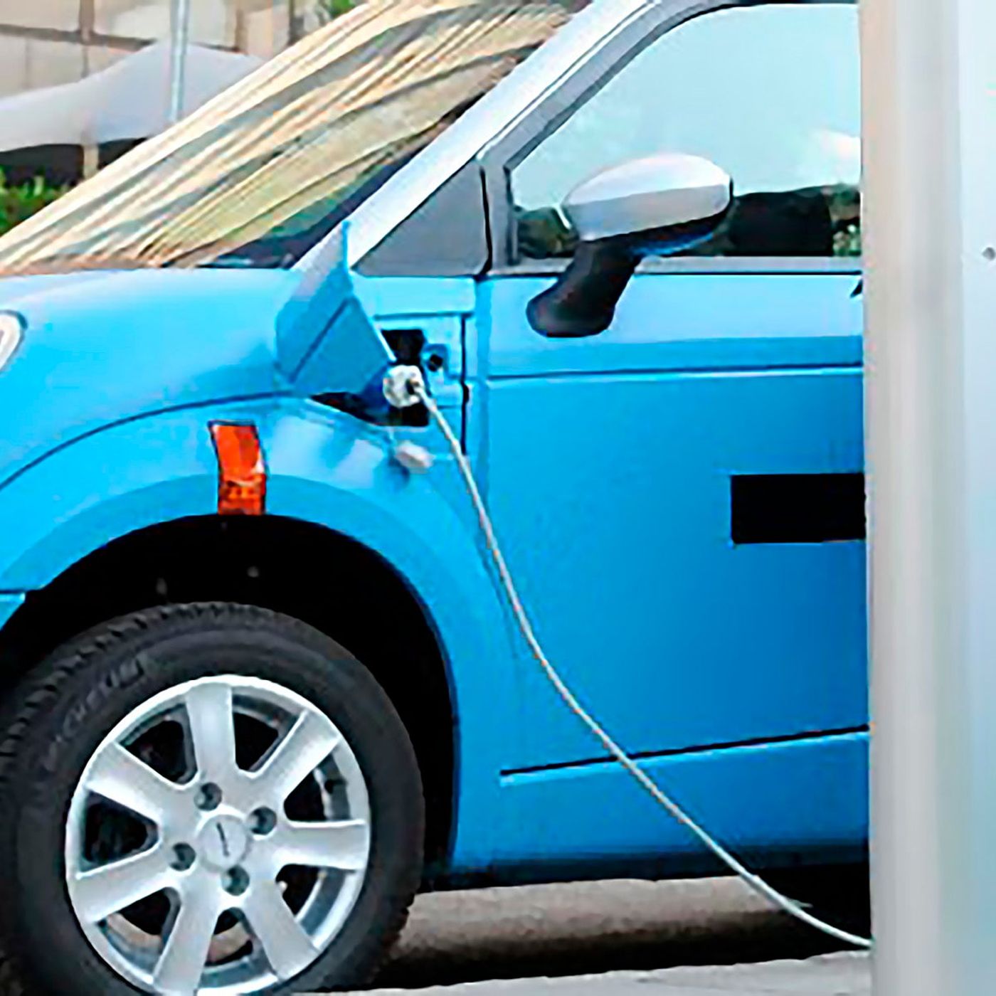 Los coches eléctricos en Europa: "Necesitamos más de tiempo; no se consigue en diez años cambiar la movilidad de un país” episode artwork