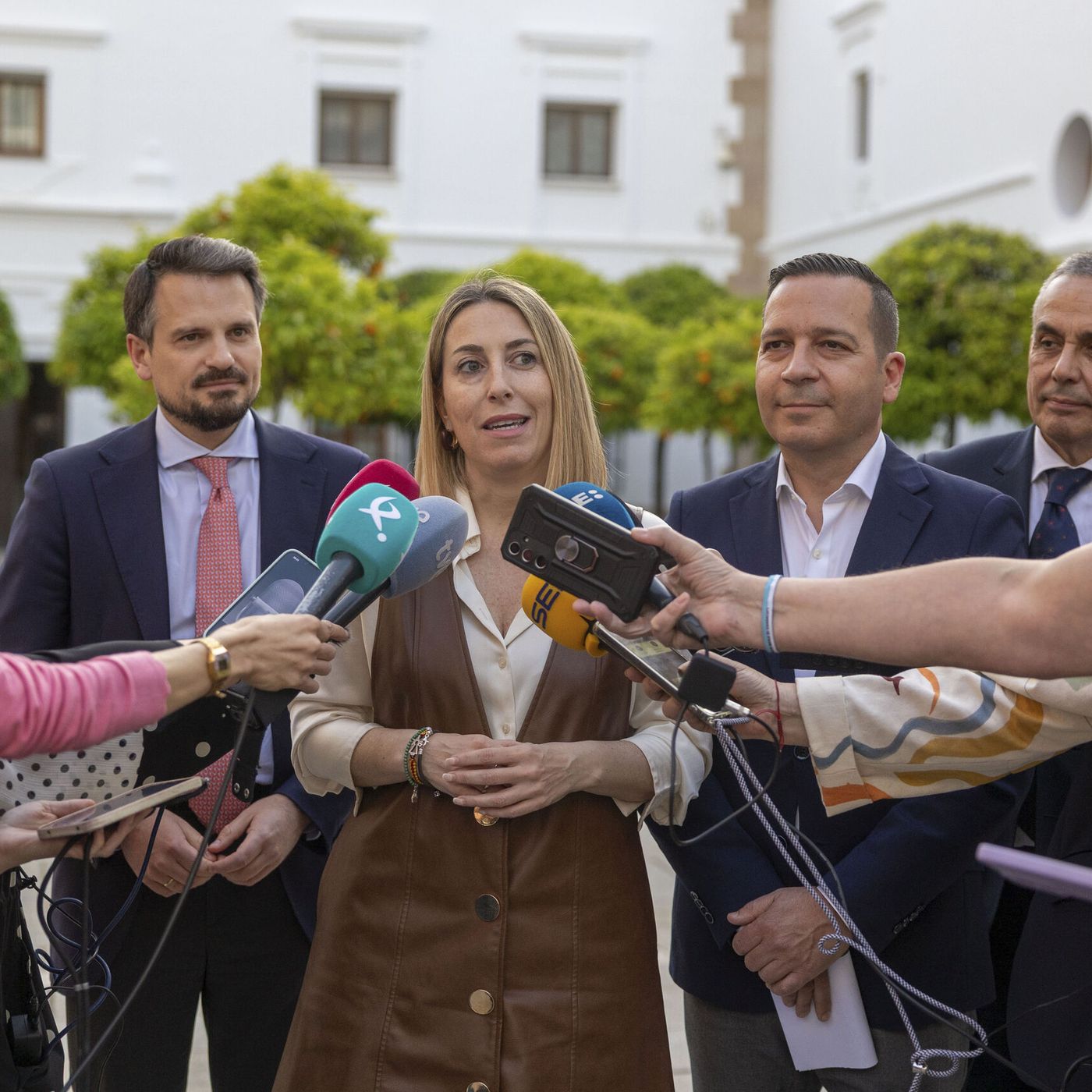 Las Noticias de La Mañana: Guardiola, investida presidenta con Vox tras cuatro meses de bloqueo