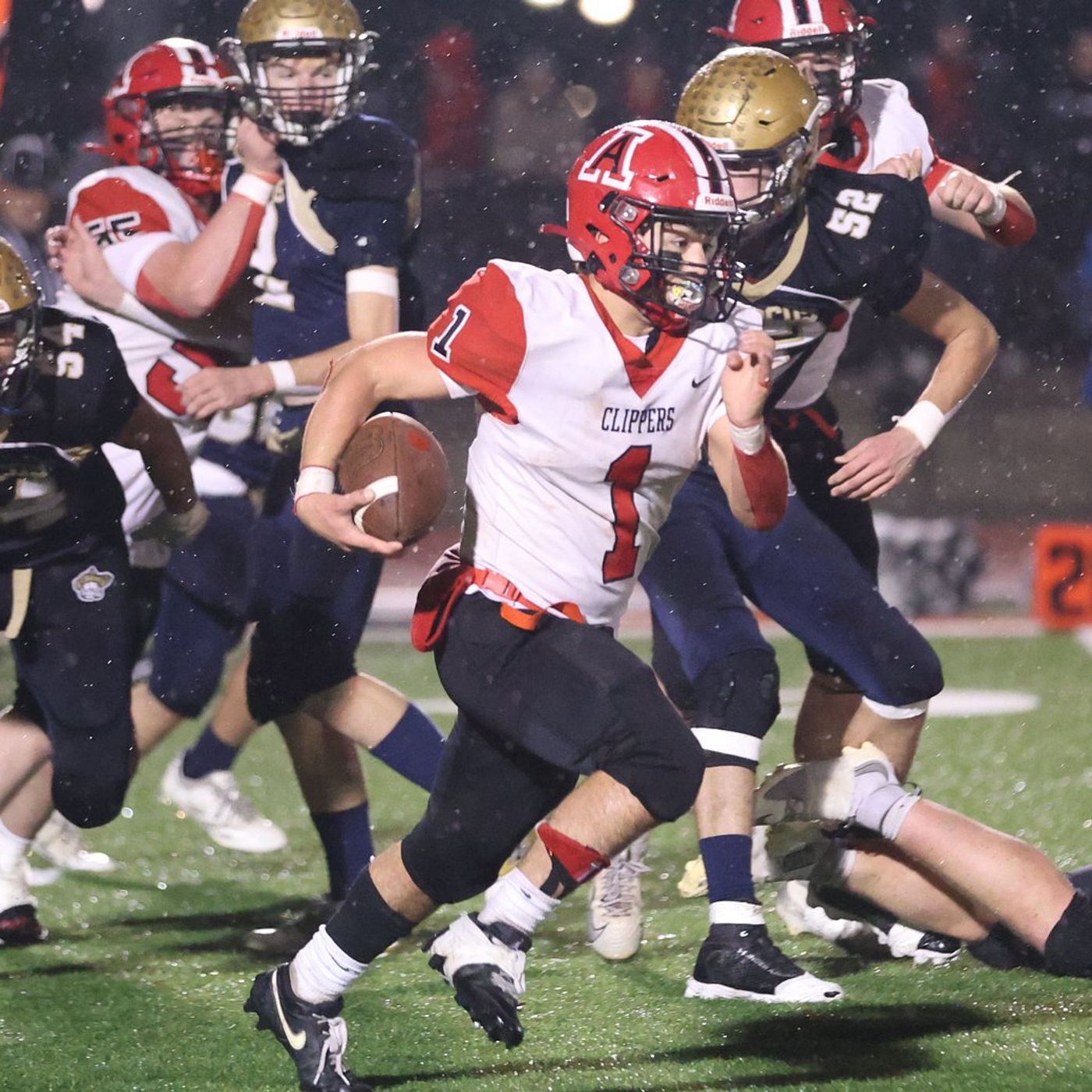 Amboy overcomes early deficit, tops Polo 30-20 for third straight I8FA title episode artwork
