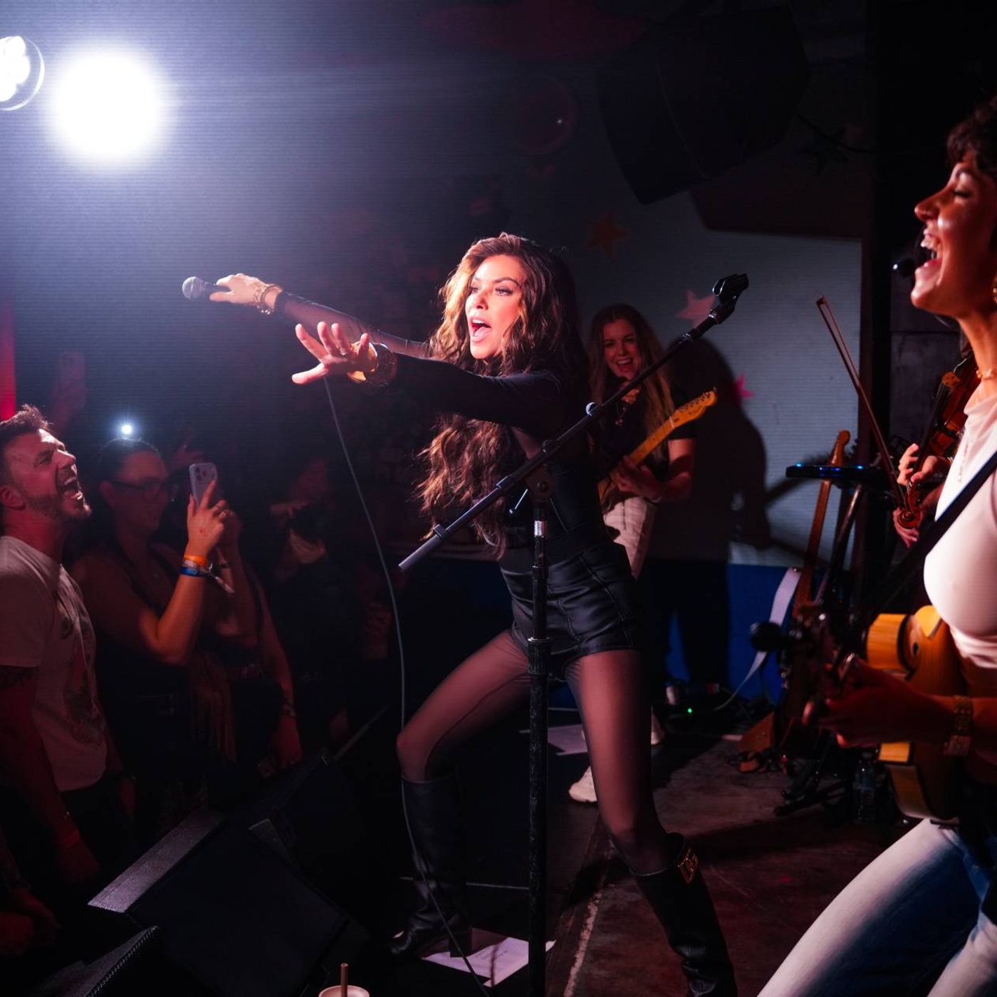 Watch Shania Twain play intimate, 200-capacity show at The Shacklewell Arms in London