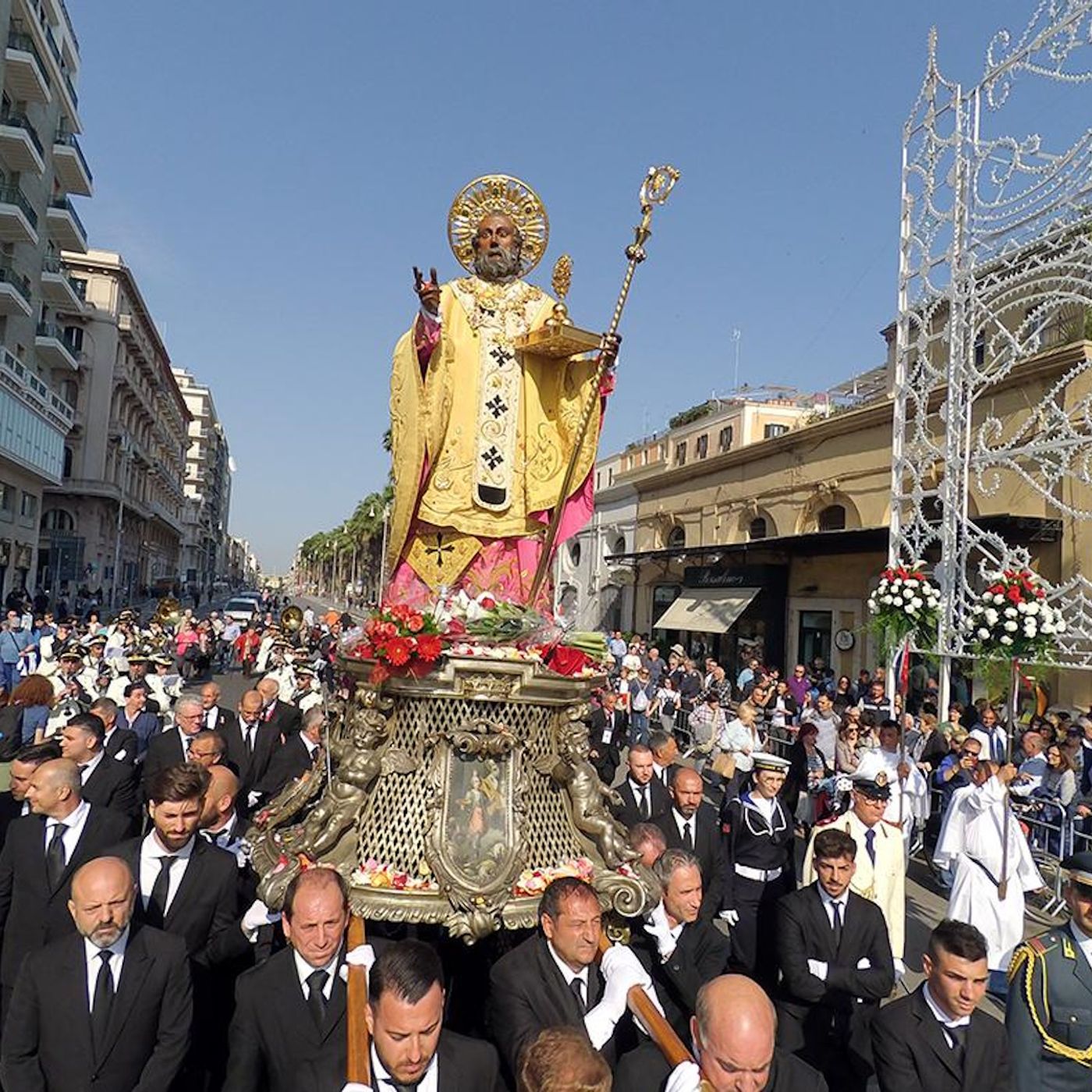 Corteo per San Nicola e l'omaggio con la danza aerea episode artwork