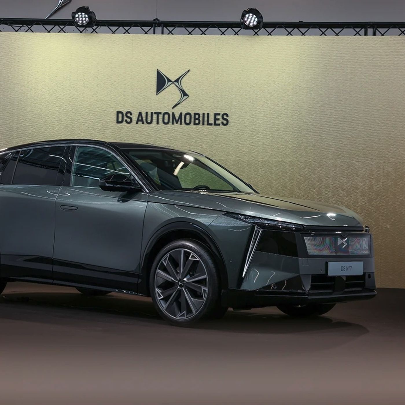 DS N°7 - Il nuovo SUV premium sarà prodotto a Melfi e arriverà nel 2026 episode artwork