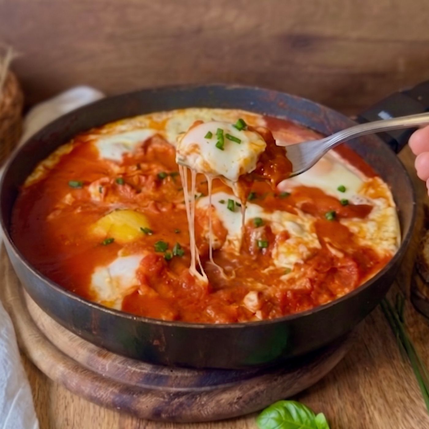 Uova alla pizzaiola: la ricetta facile, piccante e filante con mozzarella episode artwork