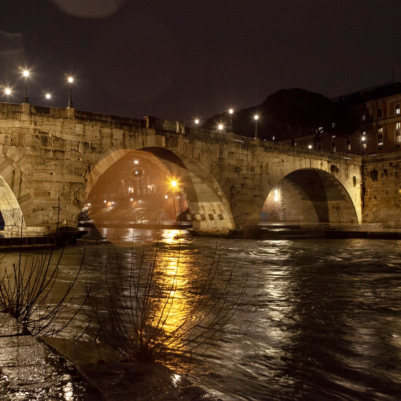 #650 Giubileo&Lotta ai lucchettoni di b&b, il ponte di ferro smantellato, il centrodestra perde le città "fratelle" e altre storie di Roma episode artwork