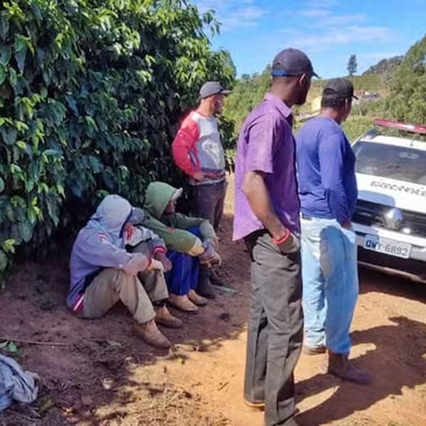 Saco plástico nos pés e água em galão de produtos químicos: 57 trabalhadores são resgatados em situação análoga à escravidão na Bahia