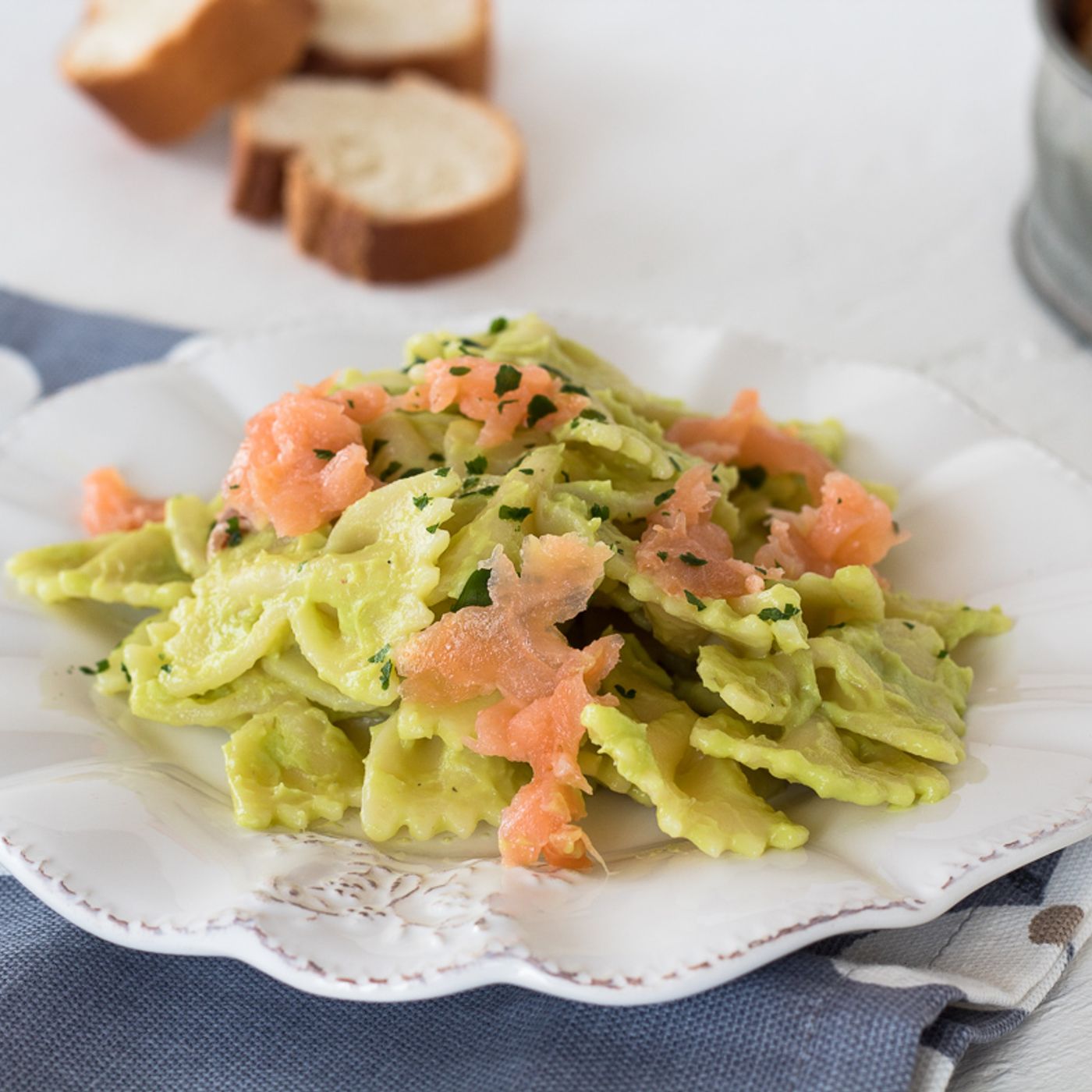 PASTA CON CREMA DI AVOCADO E SALMONE