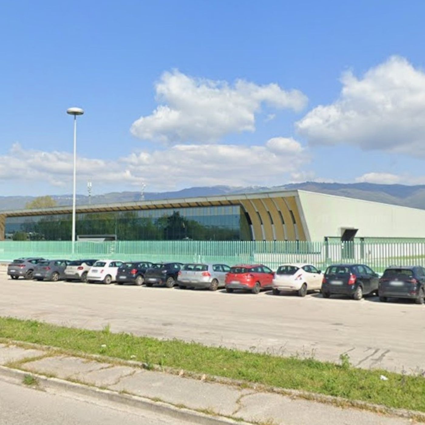 Assalto con la ruspa all’azienda orafa Alessi: rubati preziosi per centinaia di migliaia di euro