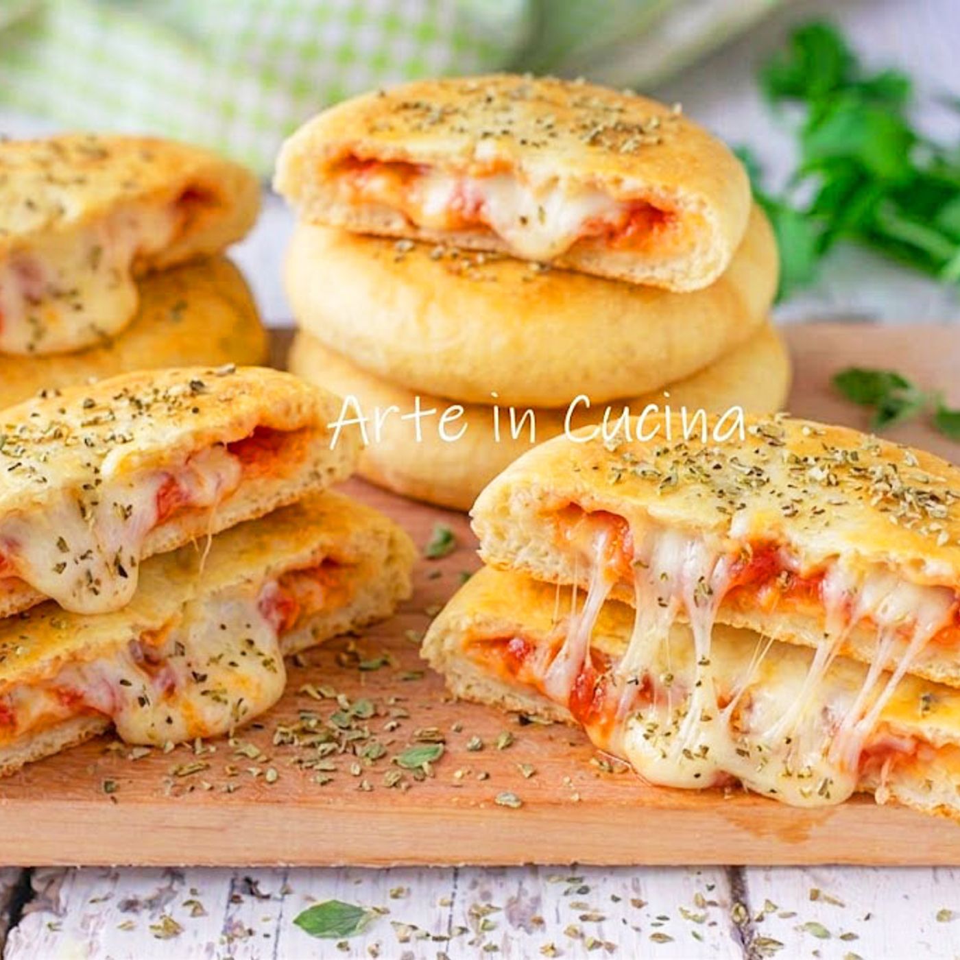 FOCACCINE in FRIGGITRICE ad ARIA ripiene alla pizzaiola