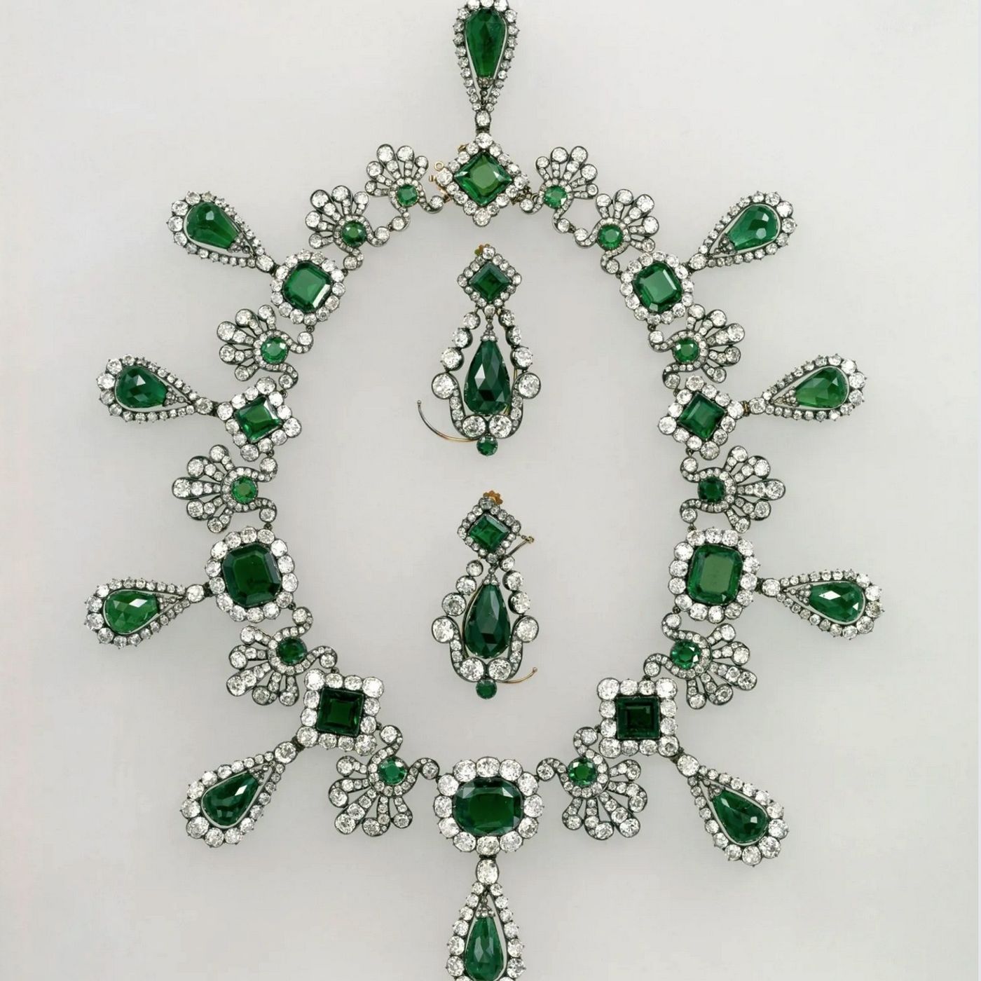 DDD 581: Louvre robbed again + Headlines