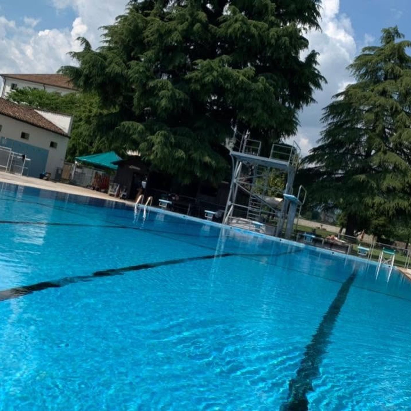 Tragedia in piscina: arresto cardiaco in acqua durante l’apnea, morto un 19enne episode artwork