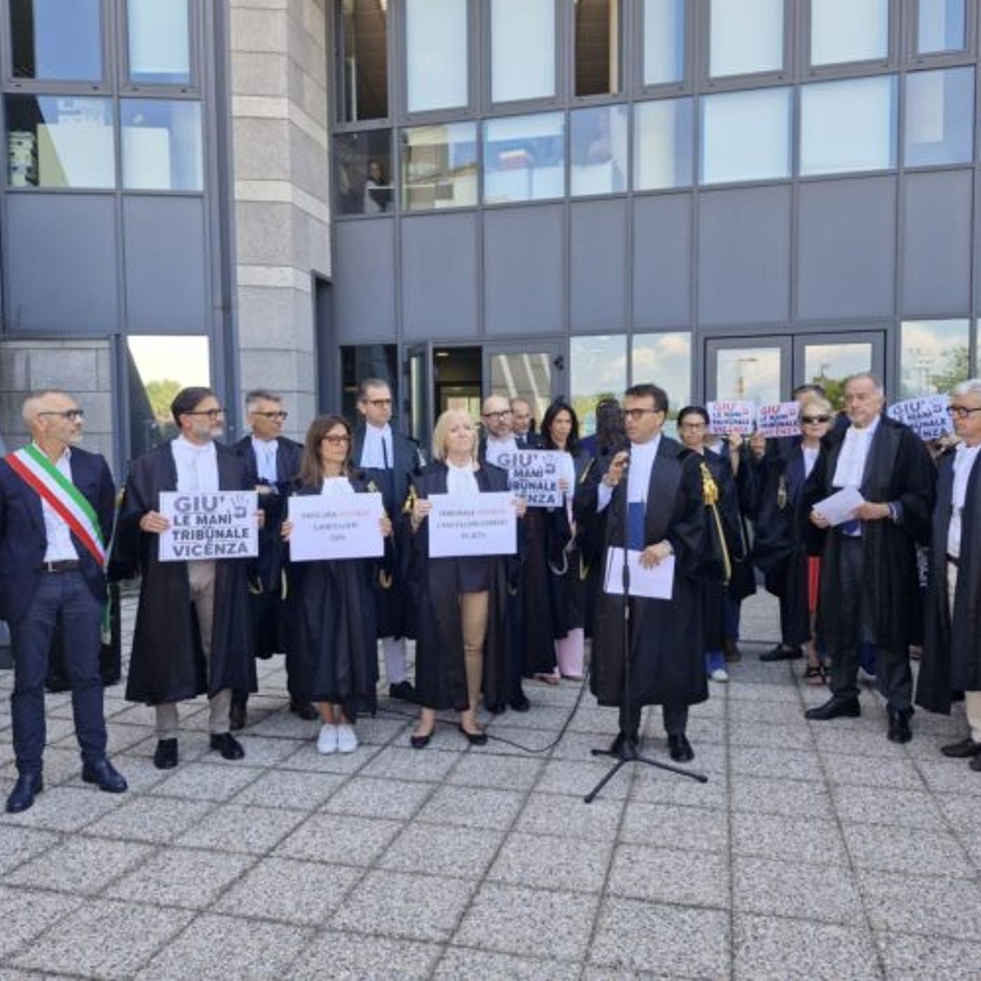 Flashmob degli avvocati contro il Tribunale di Bassano: “Operazione di facciata fuori da ogni logica” episode artwork