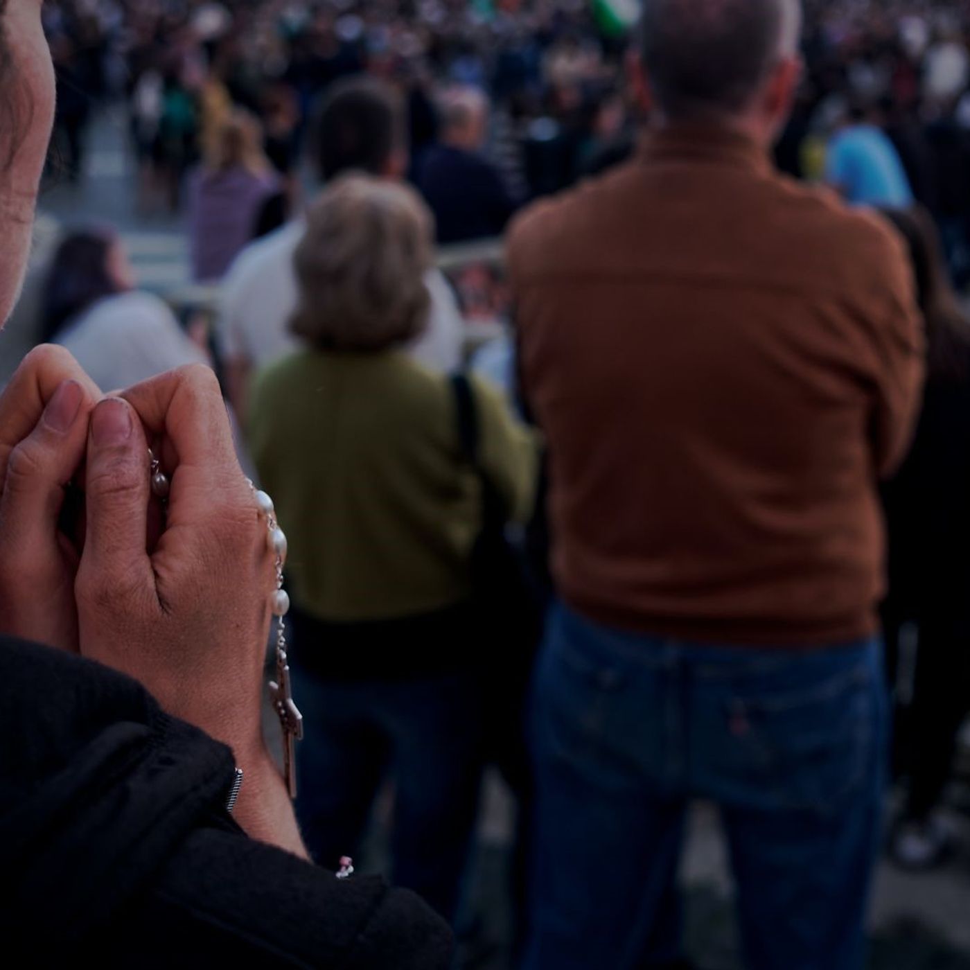 #732 Roma si sveglia senza Papa, San Pietro blindato, eventi annullati tra cofanetti e rosari già è mercato di souvenir e altre storie episode artwork