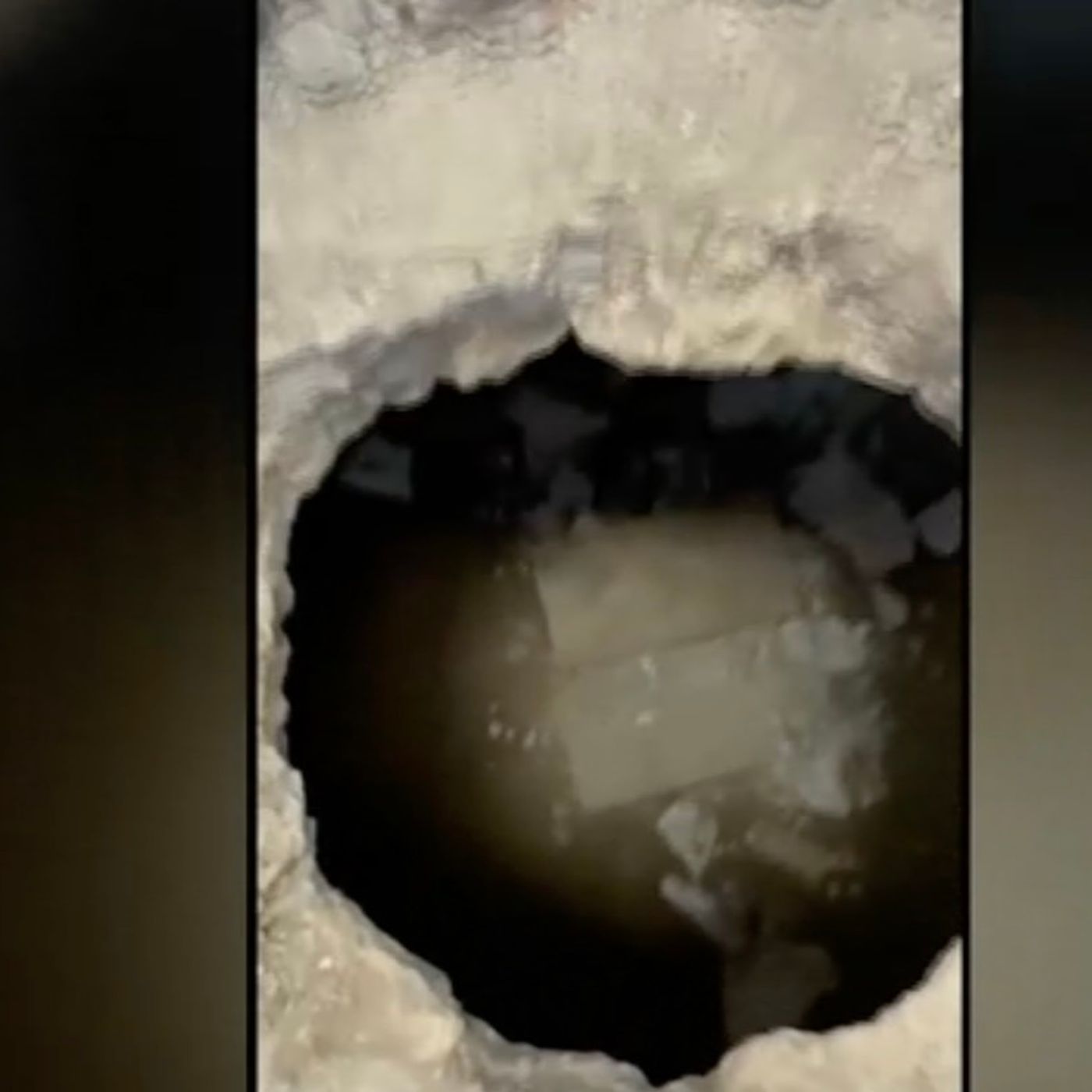 Napoli, caccia ai malviventi in fuga attraverso la rete fognaria episode artwork