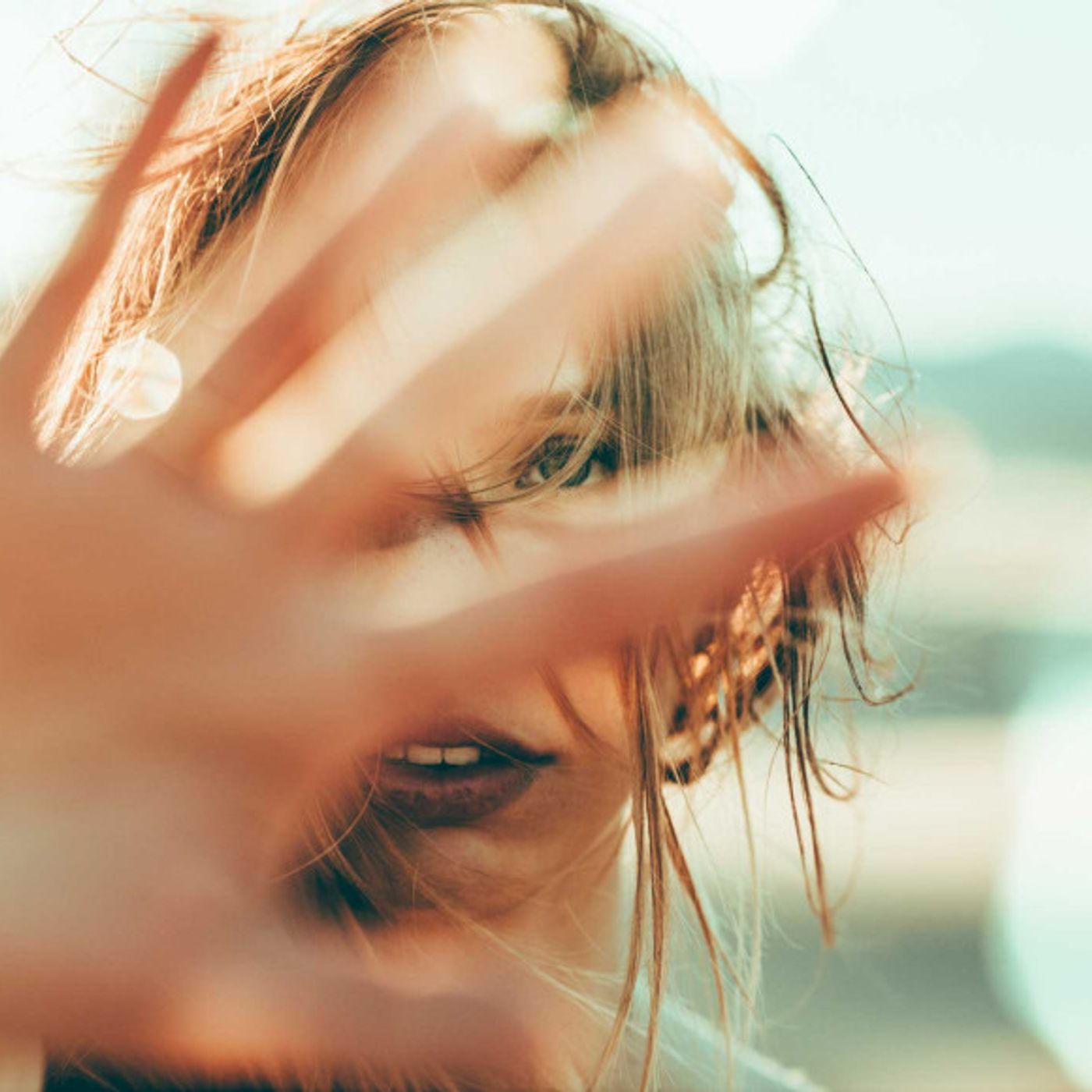 Toccarsi il viso, il gesto che facciamo senza accorgercene e che rivela come stiamo davvero