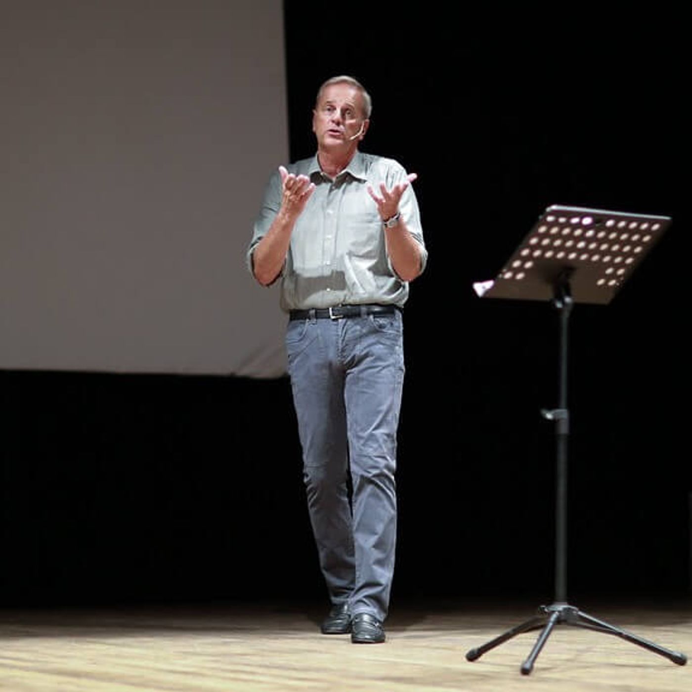 Capodanno a teatro, Bertolino: «Un po' di ironia non fa male a nessuno» episode artwork