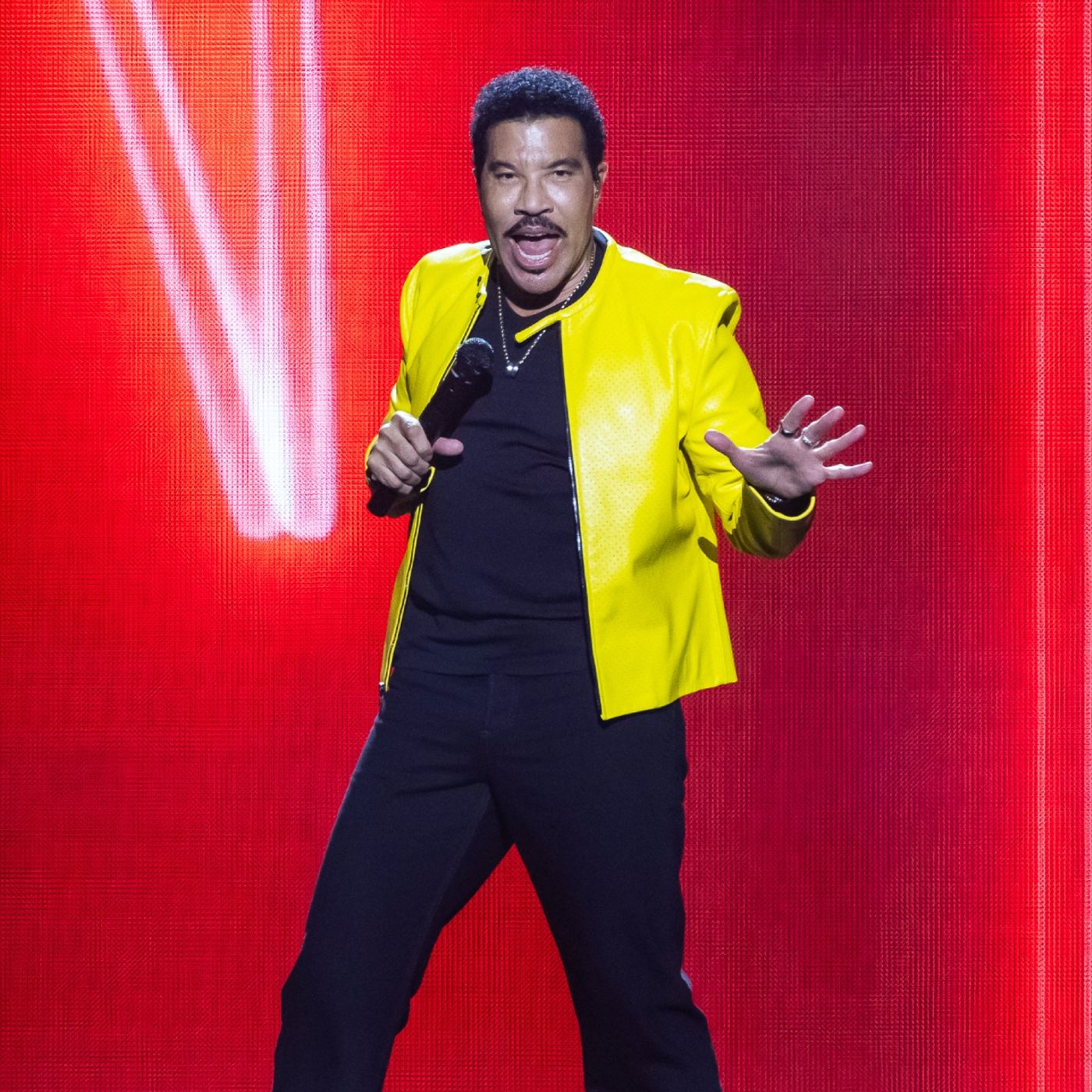 Lionel Richie hits out at Usher and Chris Brown’s joint tour: “We didn’t go to jail” episode artwork