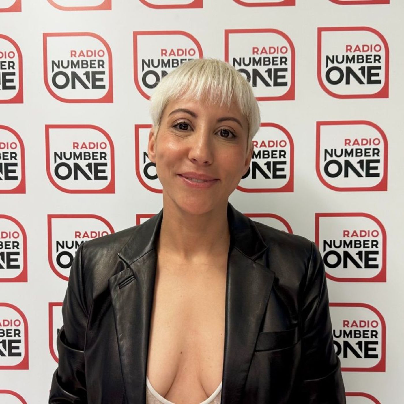 Malika Ayane: «Se azzeri il piedistallo della celebrità, ti godi la vita!» episode artwork
