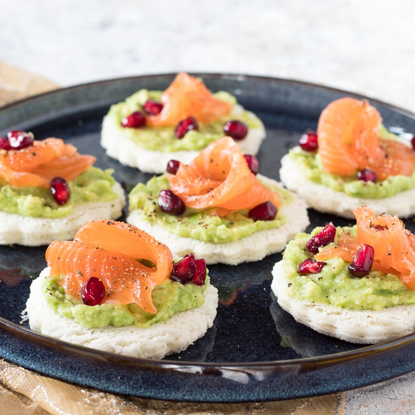 TARTINE SALMONE E AVOCADO