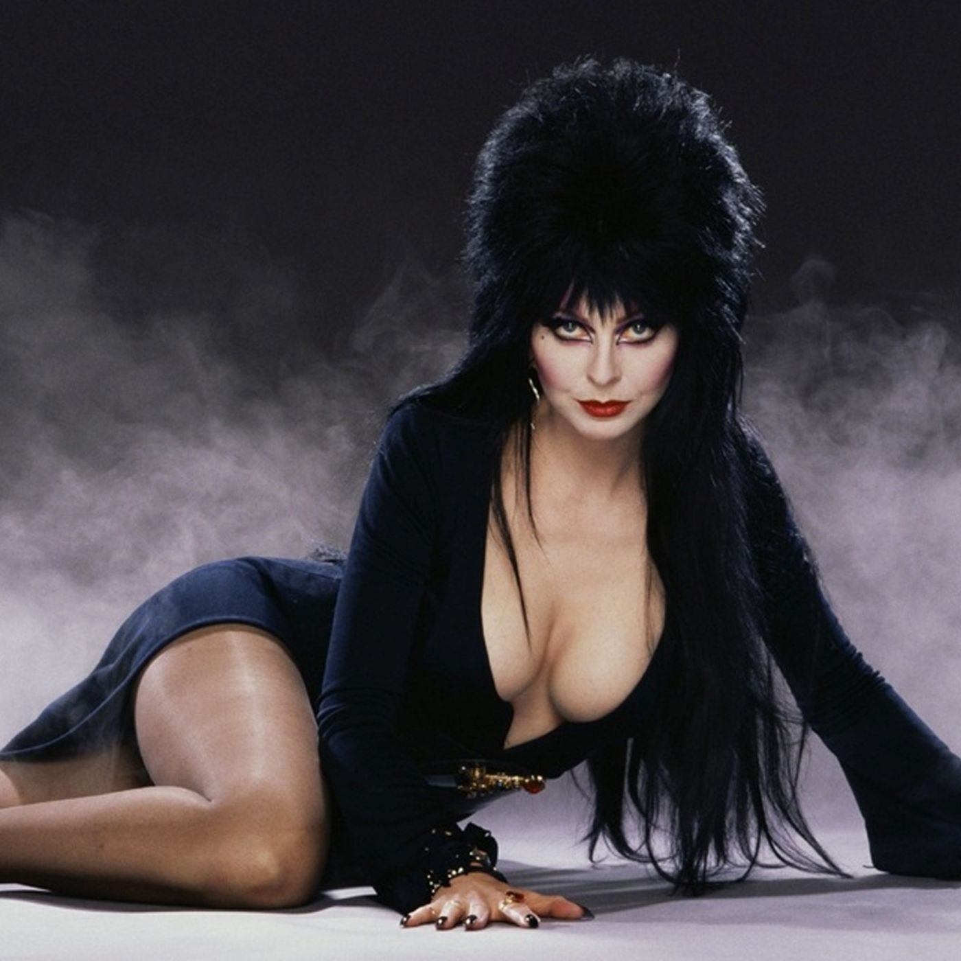 ELVIRA aka Cassandra Peterson - Horror Legend - LIVE