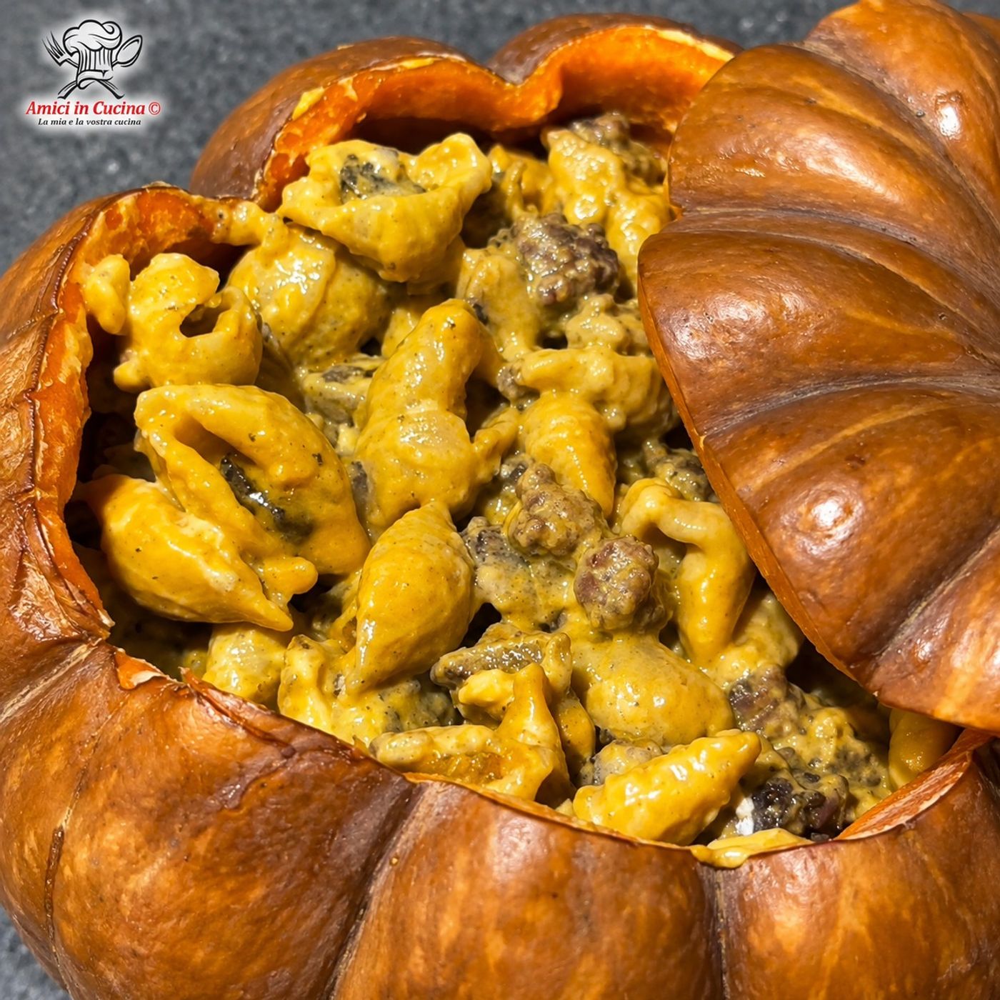 Conchiglie cremose con salsiccia, patate e crema di zucca: il piatto unico scenografico episode artwork
