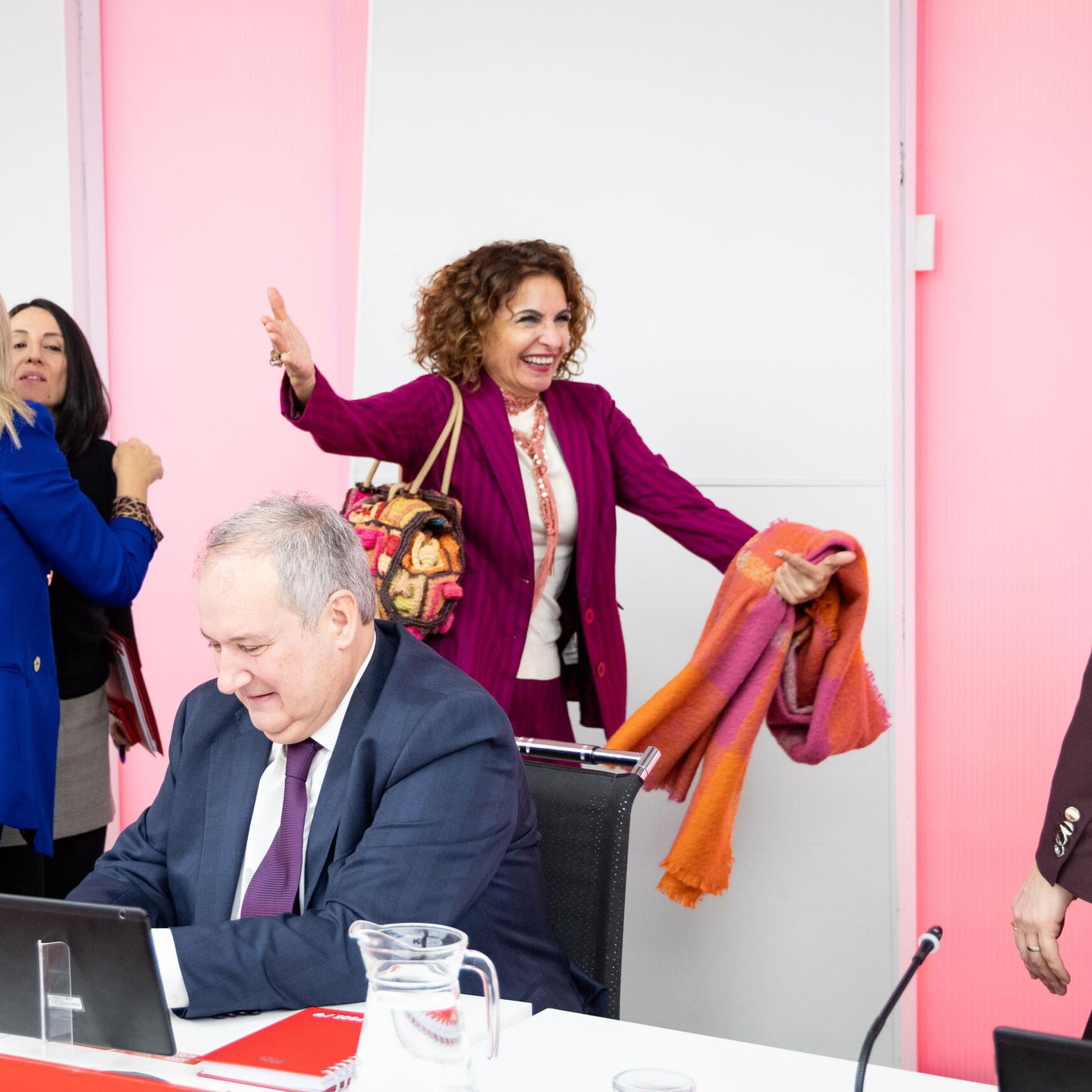 Las Noticias de La Mañana: La SEPI de Montero ocultó a Bruselas los rescates millonarios a Plus Ultra y Air Europa