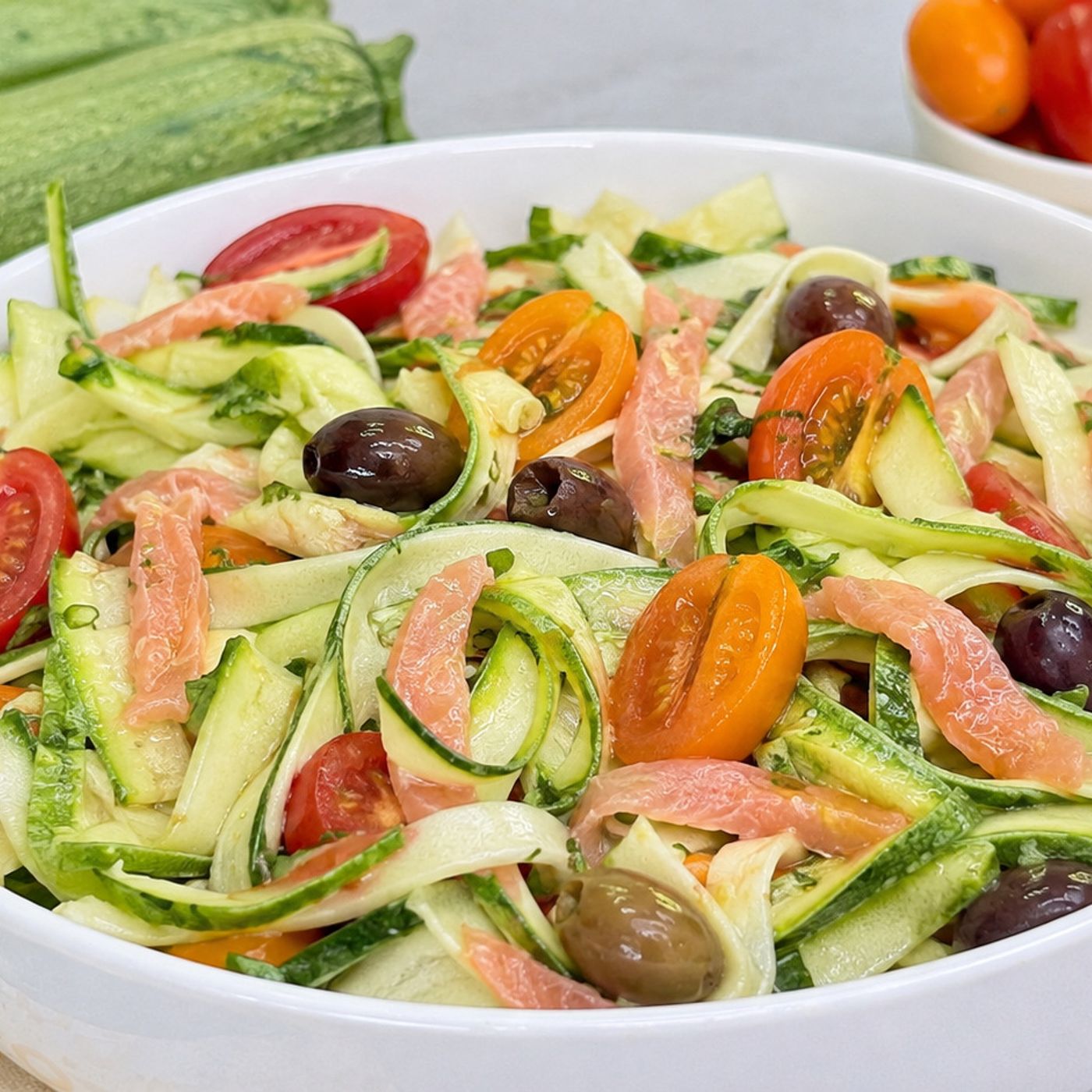 Insalata di zucchine crude con salmone pomodorini e olive episode artwork