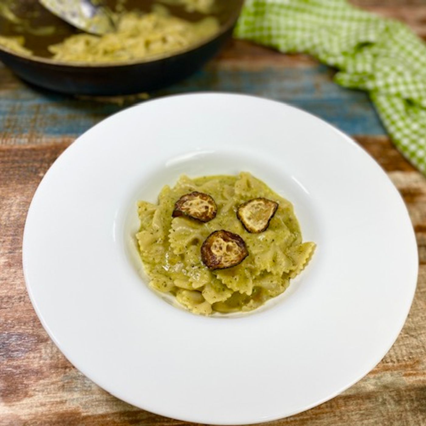 "Farfalle Filanti con Zucchine e Scamorza: Cremoso Piacere in Tavola" episode artwork