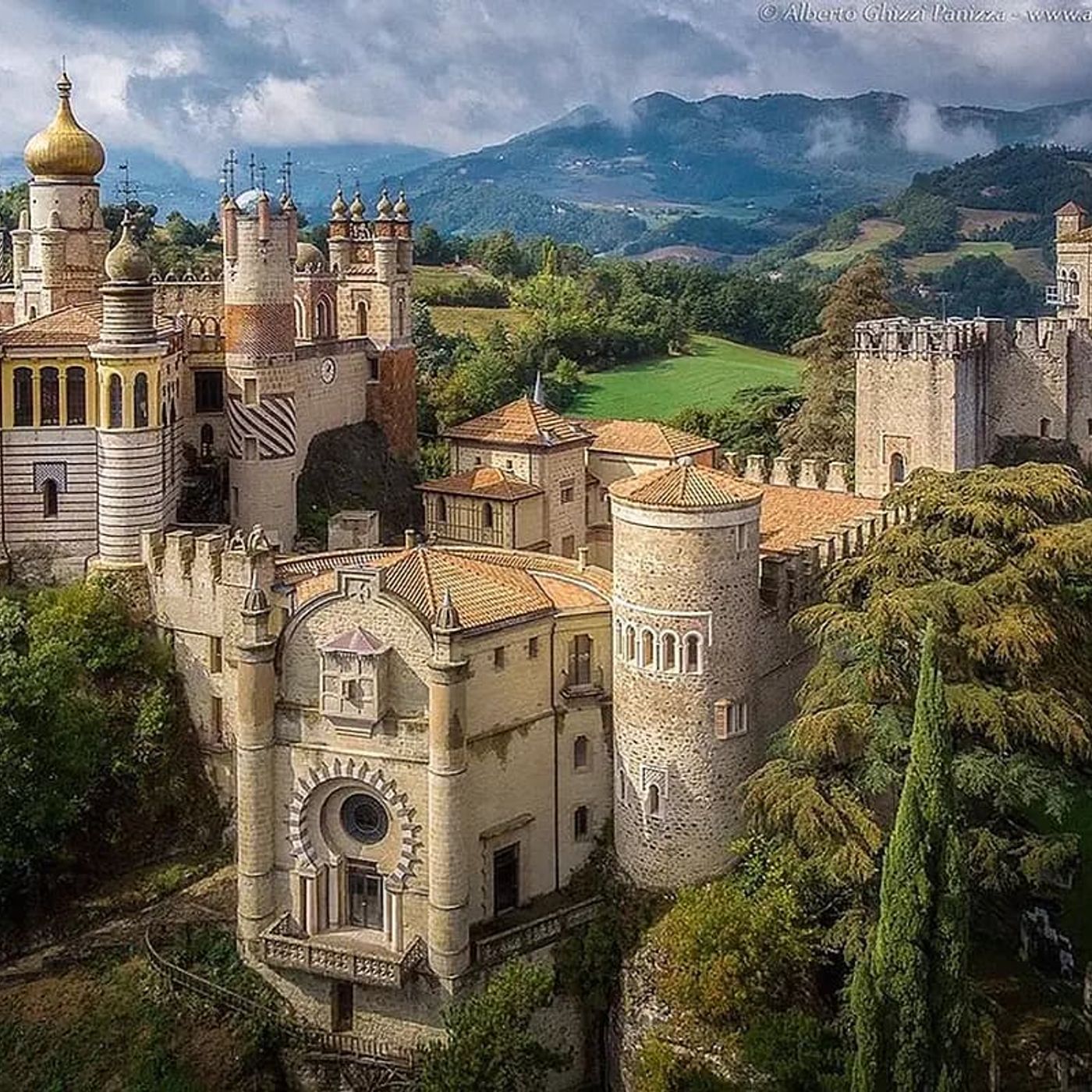 Rocchetta Mattei il sogno architettonico di un visionario negli Appennini bolognesi episode artwork
