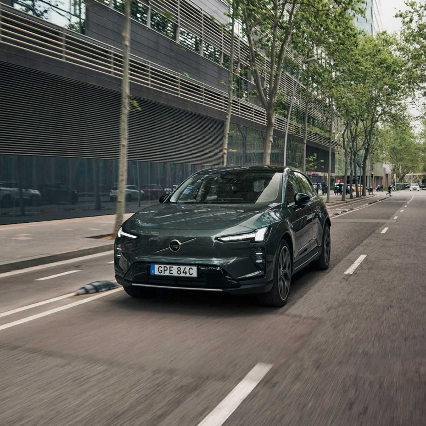 Volvo EX60 2026 - Autonomia fino a 810 km, prezzi e test drive del SUV elettrico episode artwork