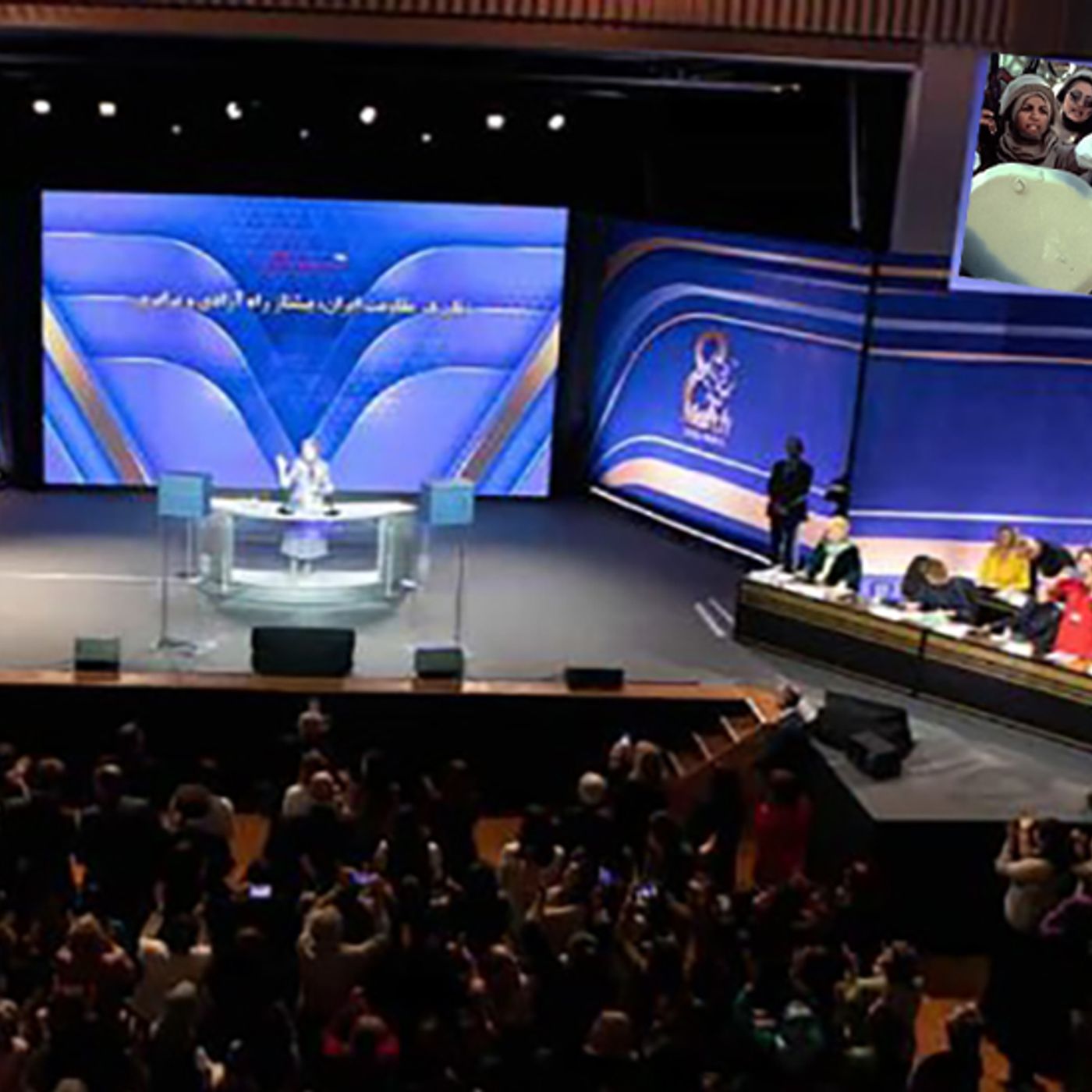 آفتابکارانی با آستینهای سفید